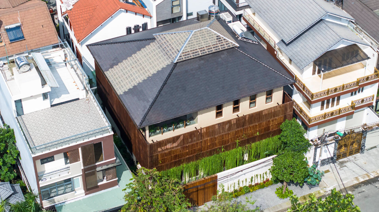 Ngôi nhà được xây dựng ở một khu dân cư ven thành phố Hồ Chí Minh với diện tích 20x20m.