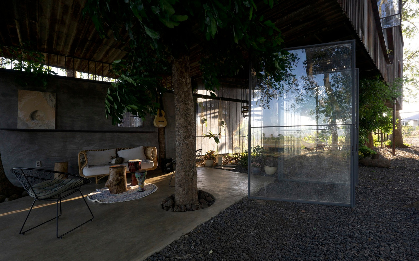 Những vật liệu lấy từ các công trình cũ được tái sử dụng và tái chế để xây nhà. Ngoài ra, không gian mở khiến con người trở nên gần gũi với thiên nhiên, thiên nhiên gần gũi với con người và người gần người hơn. Những vật liệu lấy từ các công trình cũ được tái sử dụng và tái chế để xây nhà. Ngoài ra, không gian mở khiến con người trở nên gần gũi với thiên nhiên, thiên nhiên gần gũi với con người và người gần người hơn.