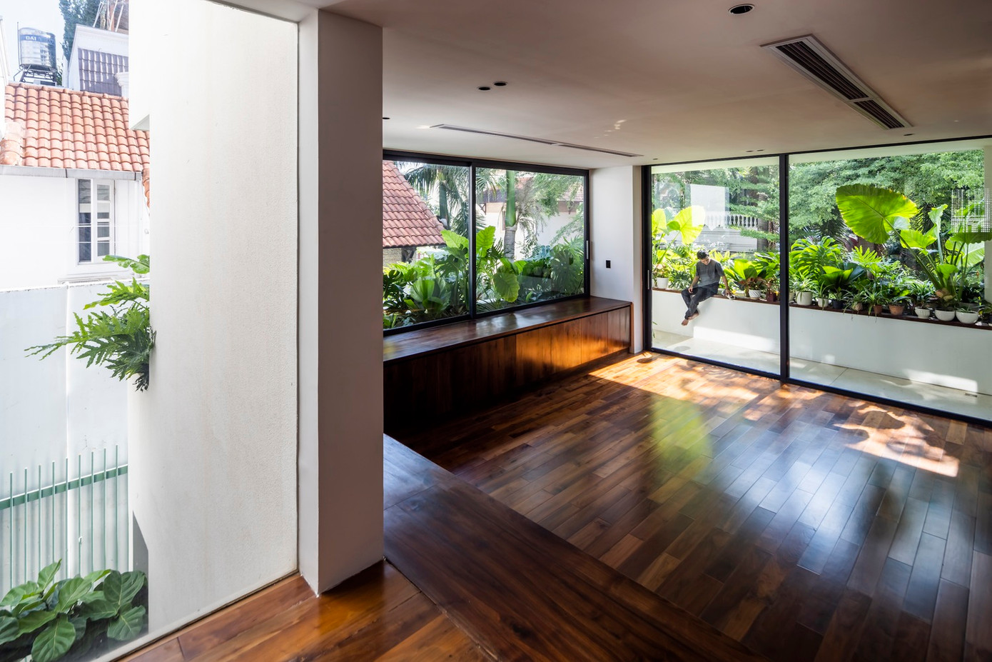 Tầng trệt là không gian sống, hồ bơi và vườn.