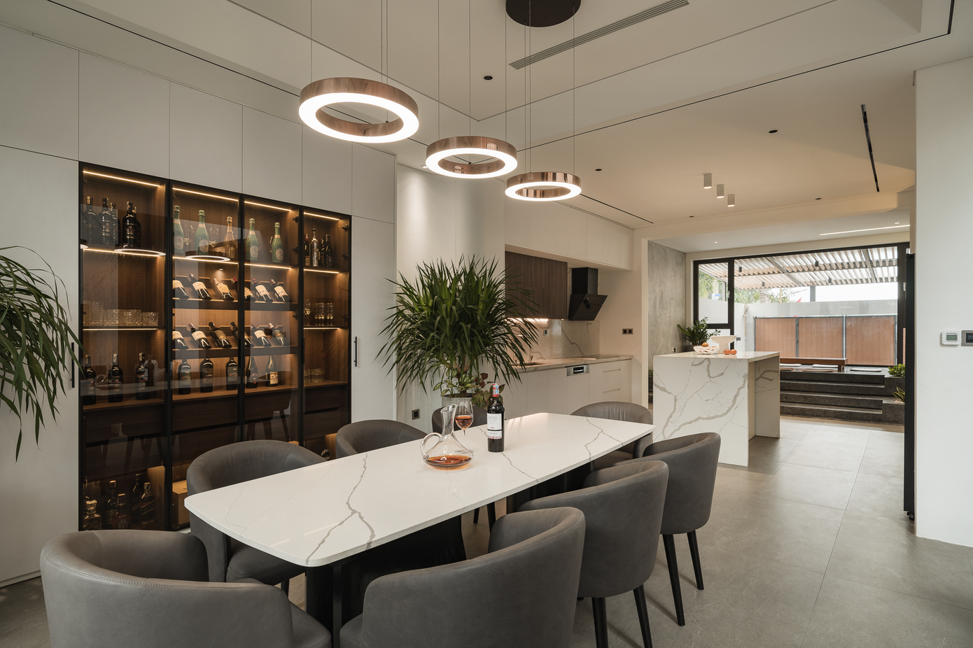 Những gam màu đất kết hợp xuyên suốt từ ngoại thất đến nội thất, mang đến vẻ hiện đại và sang trọng. Những gam màu đất kết hợp xuyên suốt từ ngoại thất đến nội thất, mang đến vẻ hiện đại và sang trọng.