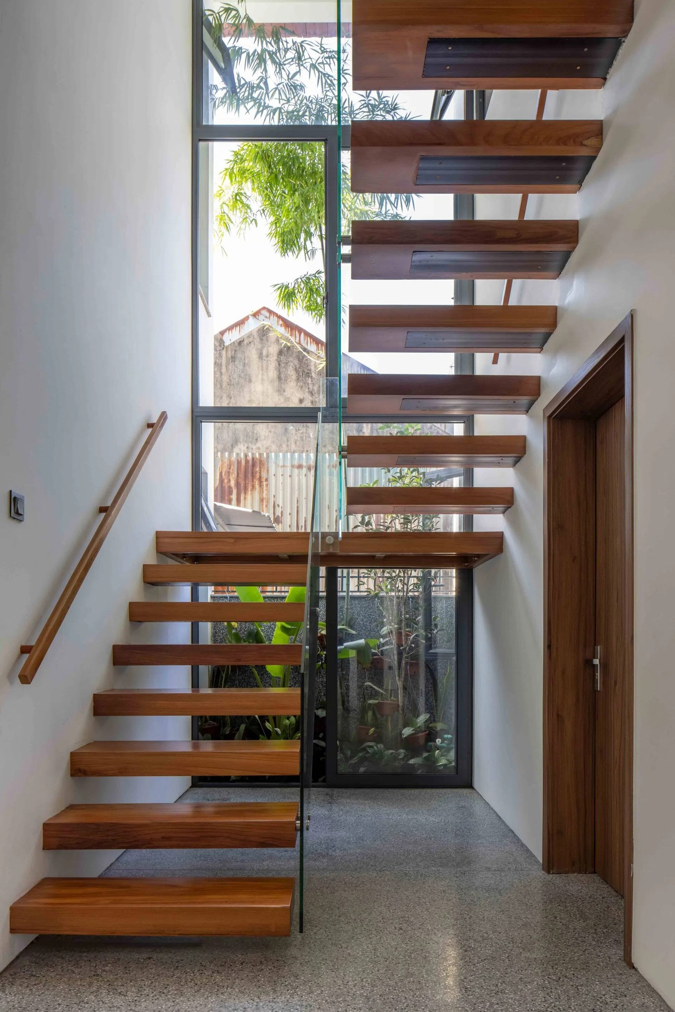 Lớp cửa kính đưa ánh sáng tự nhiên vào nhà.