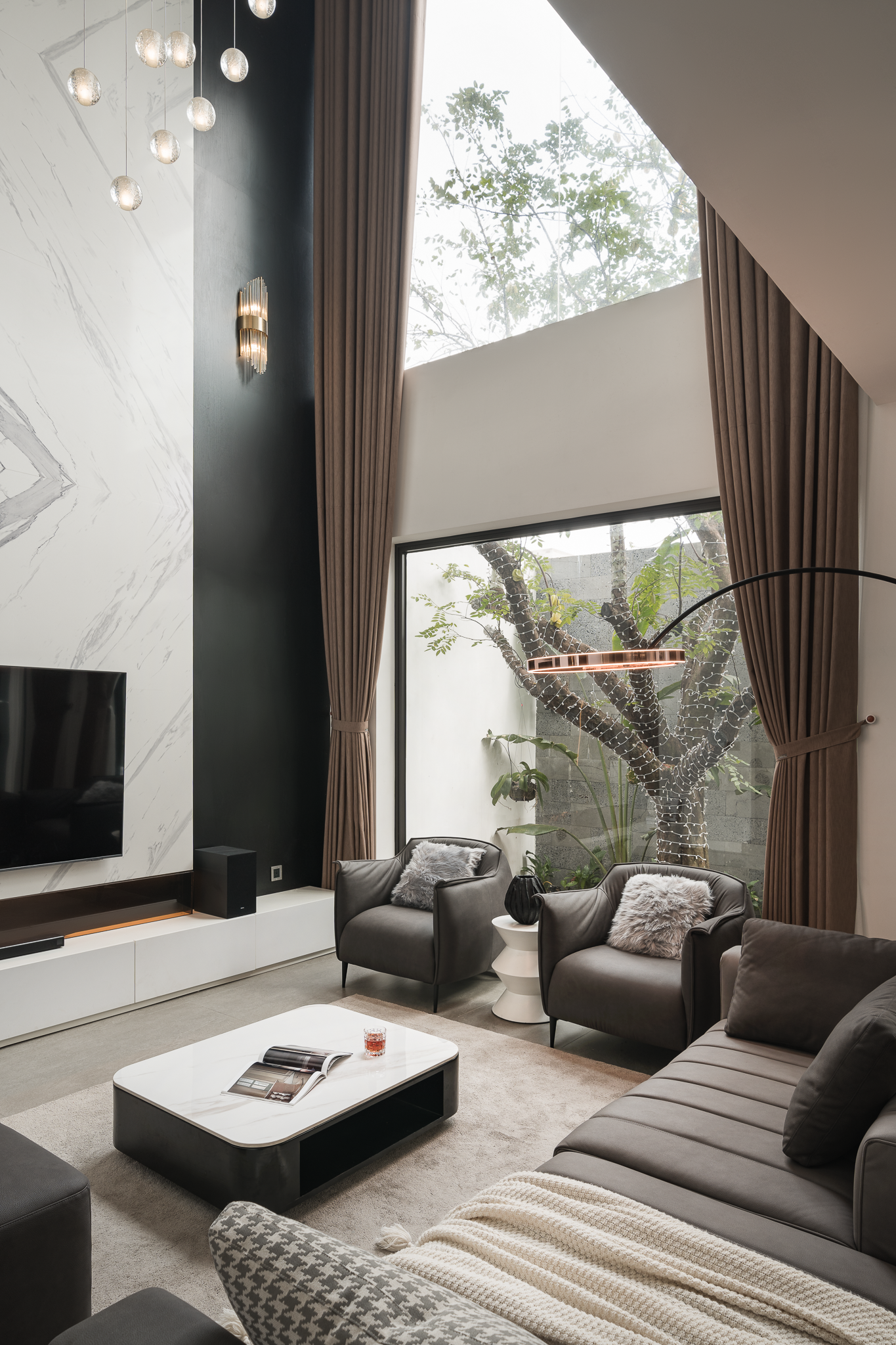 Căn nhà sử dụng các vật liệu tự nhiên như trần gỗ, sàn gỗ, đá tự nhiên,... tạo cảm giác thư thái. Căn nhà sử dụng các vật liệu tự nhiên như trần gỗ, sàn gỗ, đá tự nhiên,... tạo cảm giác thư thái.