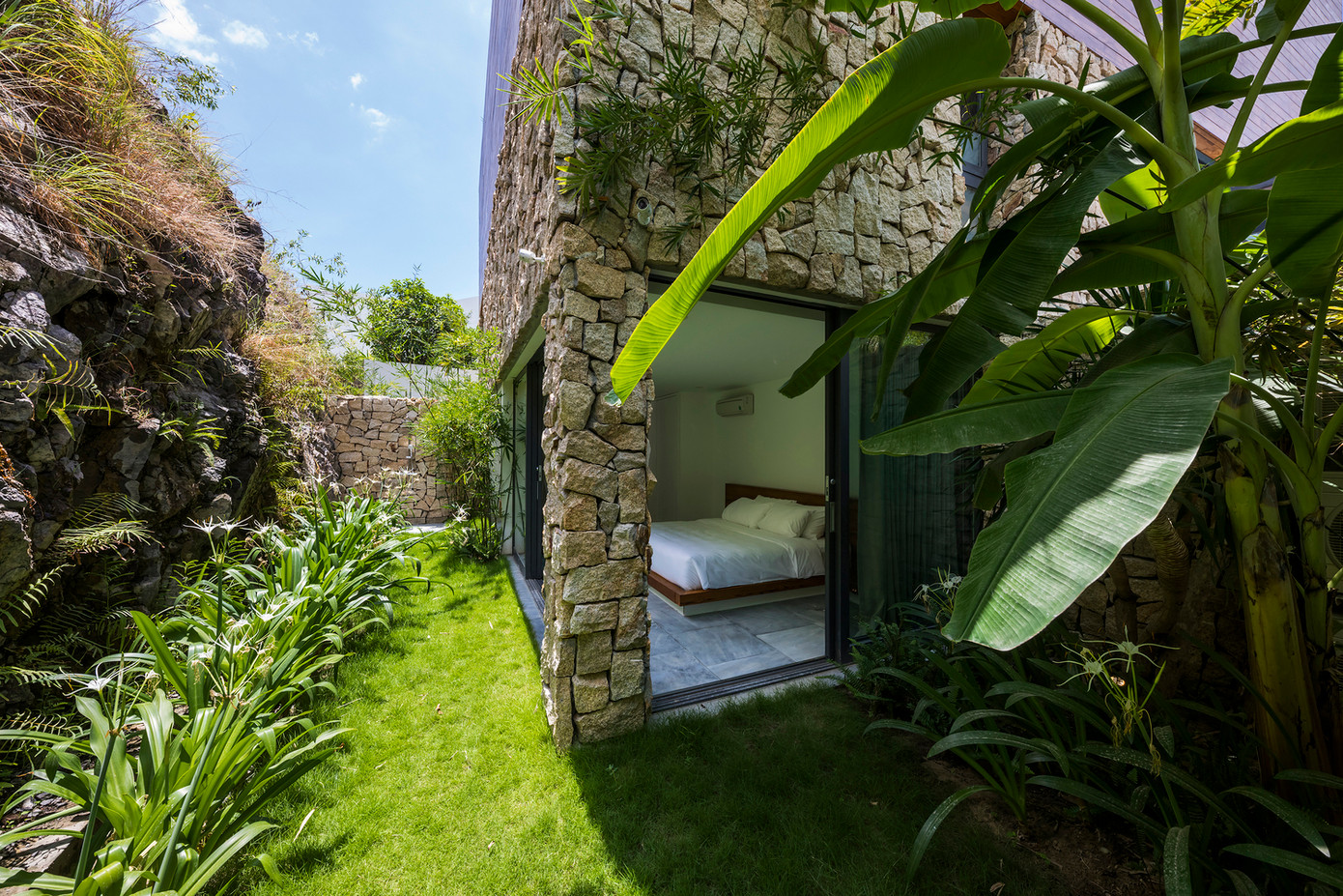 Căn nhà có hai yếu tố chính: một trần nhà rất cao, tráng men ở phía trước, ốp đá phía sau, nhìn về phía biển và đồi, và một hộp gỗ có cửa chớp lớn có thể mở được. Do có vách đá ở phía sau và tầng 1 thấp, căn nhà trải theo chiều dọc.