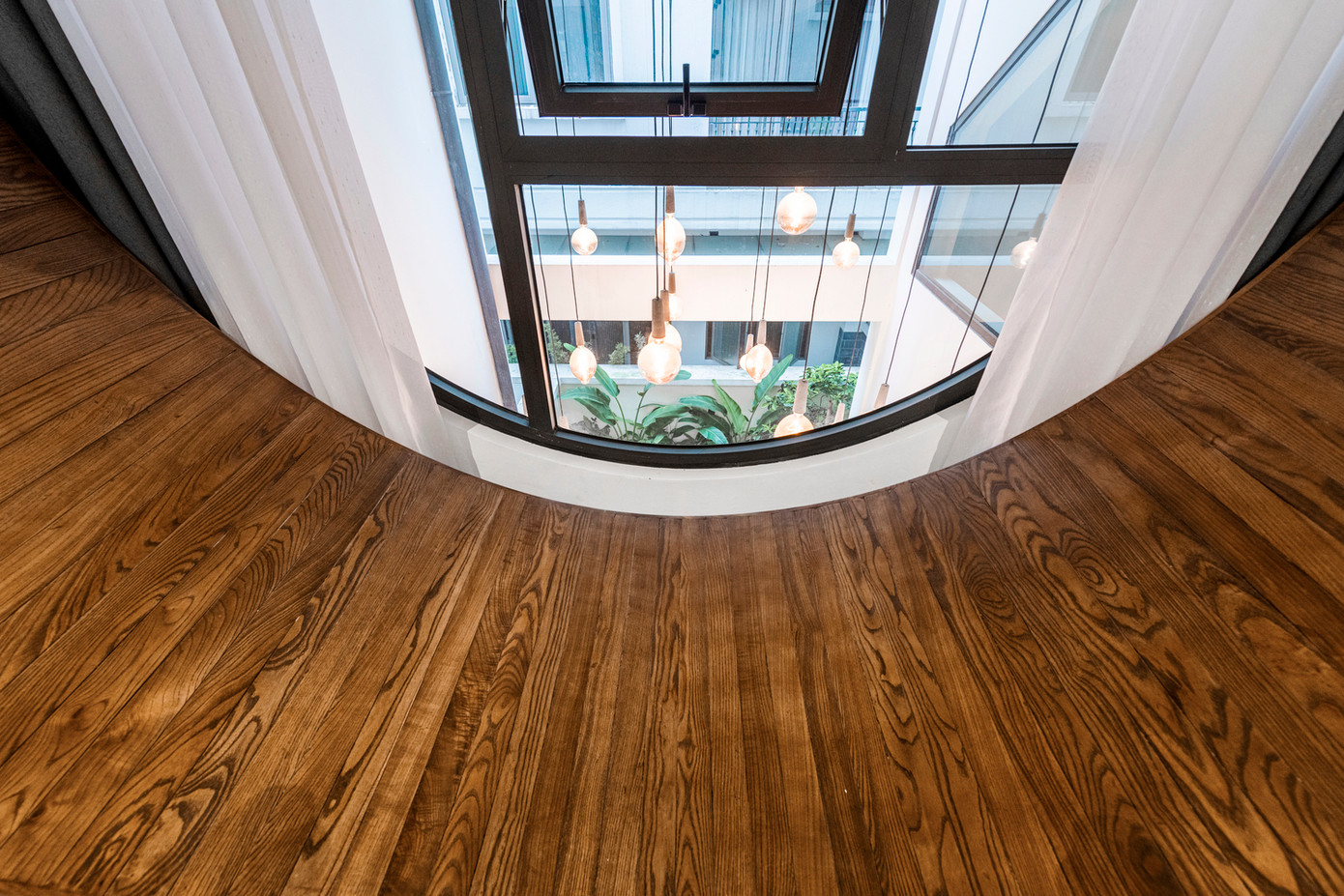 Bên dưới cửa sổ có chỗ ngồi để gia chủ thư giãn. Bên dưới cửa sổ có chỗ ngồi để gia chủ thư giãn.