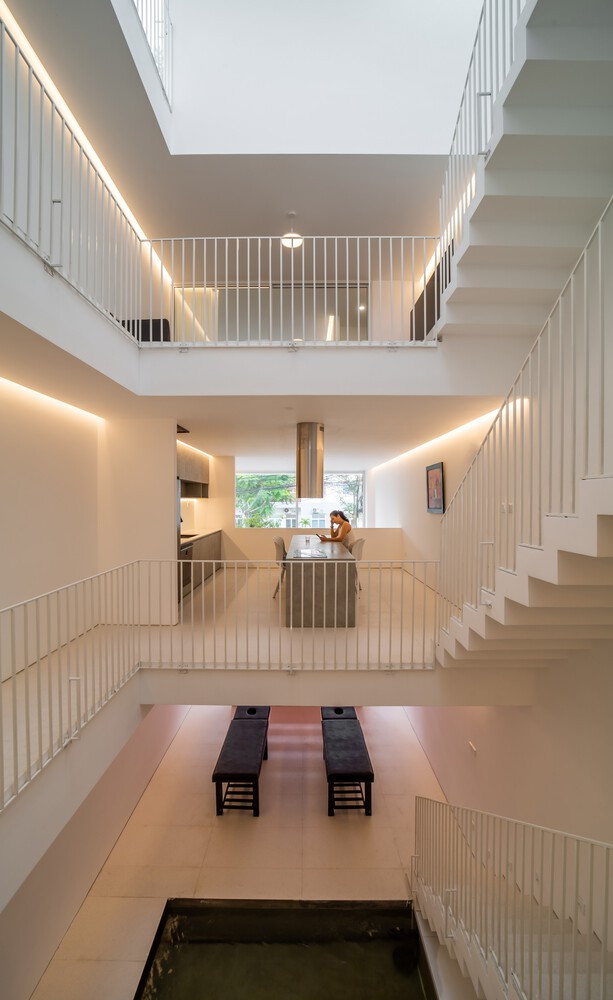 Mặc dù bị giới hạn bởi diện tích nhỏ, không gian sống được thiết kế mở và thoáng khí với ít tường hơn. Ý tưởng thiết kế là tạo ra một con đường cho phép người dùng tản bộ từ nơi này đến nơi khác, di chuyển lên, xuống và xung quanh giếng trời.