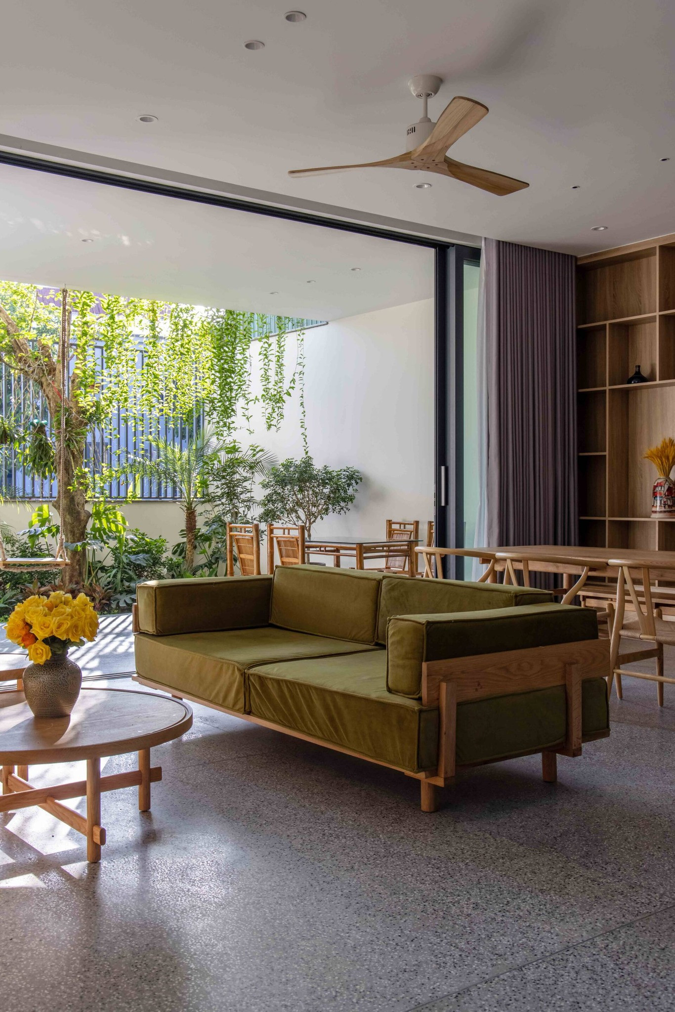 Phòng khách và phòng ăn luôn mát mẻ nhờ kết nối với không gian bên ngoài.