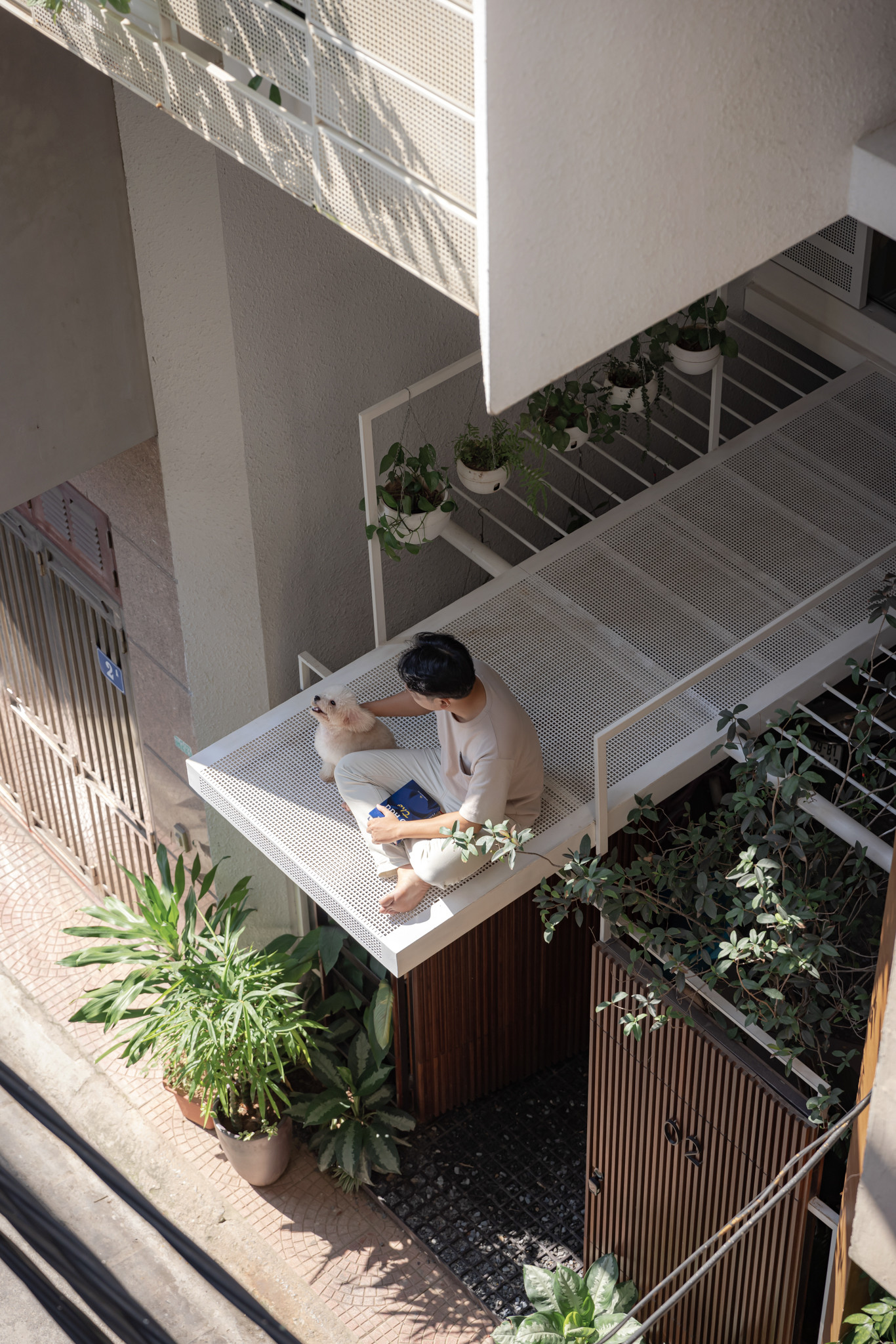 Sàn thép nhô ra bên ngoài có thể trở thành nơi thư giãn với nhiều loại cây xanh. Sàn thép nhô ra bên ngoài có thể trở thành nơi thư giãn với nhiều loại cây xanh.