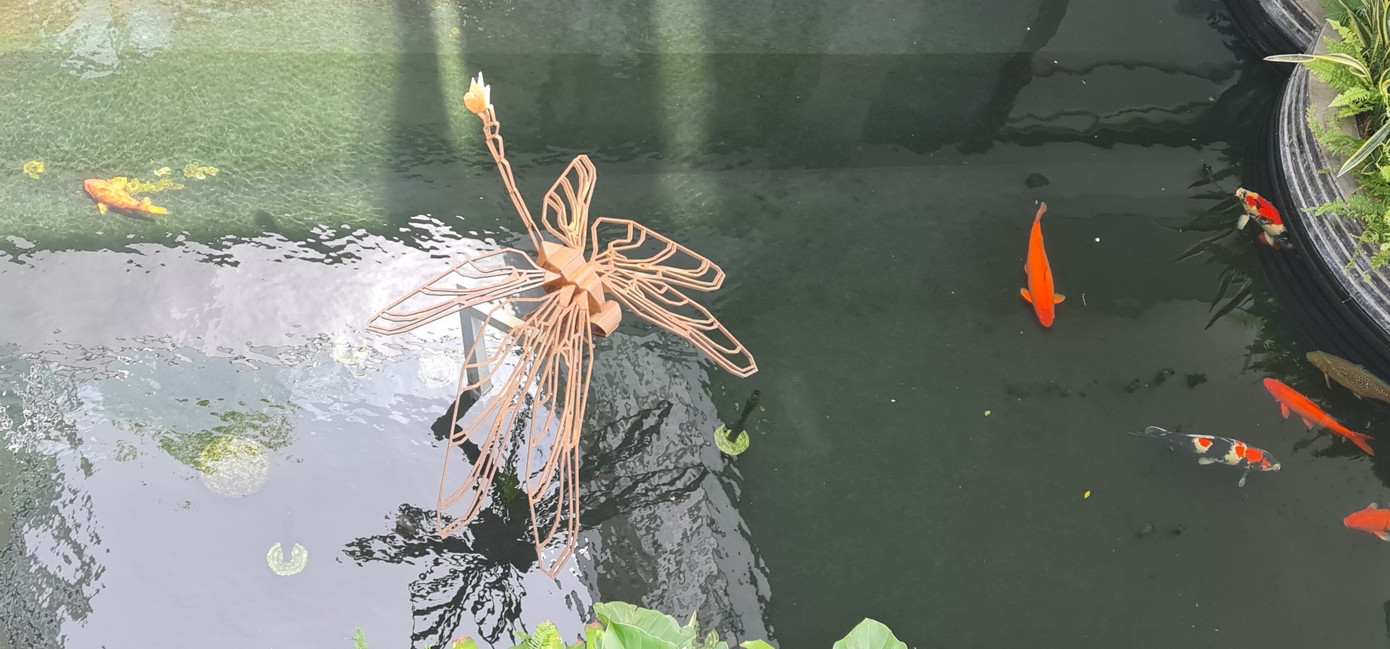 Con chuồn chuồn, biểu tượng của Villa được đặt nổi bật trên hồ cá Koi.