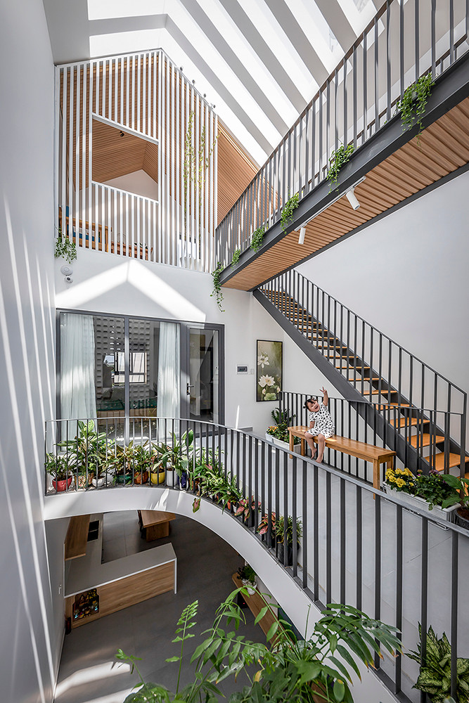 Khoảng hành lang nối giữa hai phòng xóa bớt đi vẻ nhàm chán.