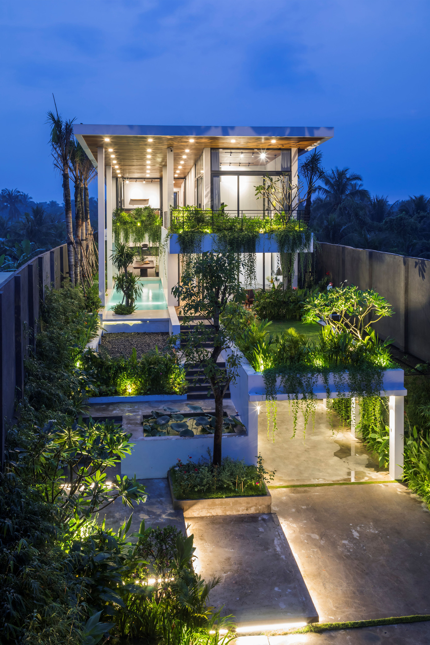 Nguyenlee House tựa như một khu resort thu nhỏ giữa phố thị ồn ào.