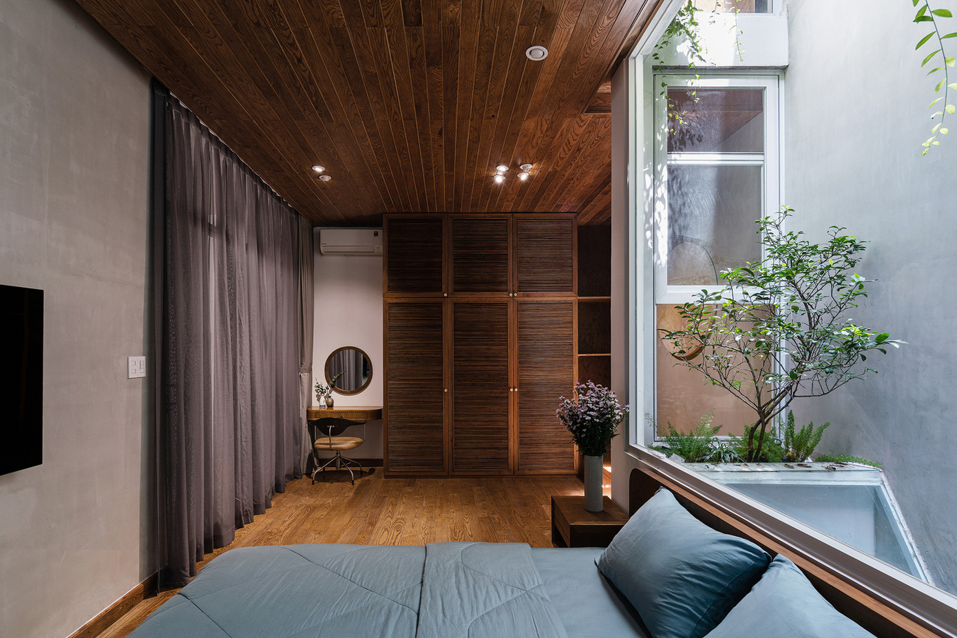 Tông màu nâu - trắng sang trọng kết hợp với khoảng xanh dương tạo sự thư giãn, nhẹ nhàng.