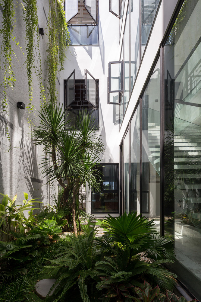 Toàn bộ khu vườn và không gian sống ở tầng 1 được nâng lên, mang đến sự thông thoáng, ánh sáng, và tầm nhìn.