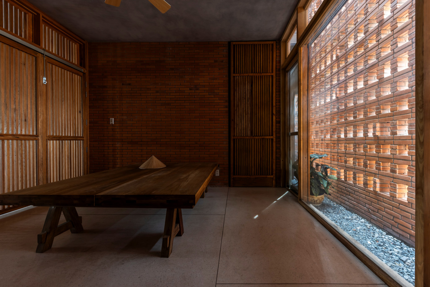 Tông màu chính trong ngôi nhà là màu nâu của gỗ và gạch, tạo vẻ ấm cúng, hài hòa.