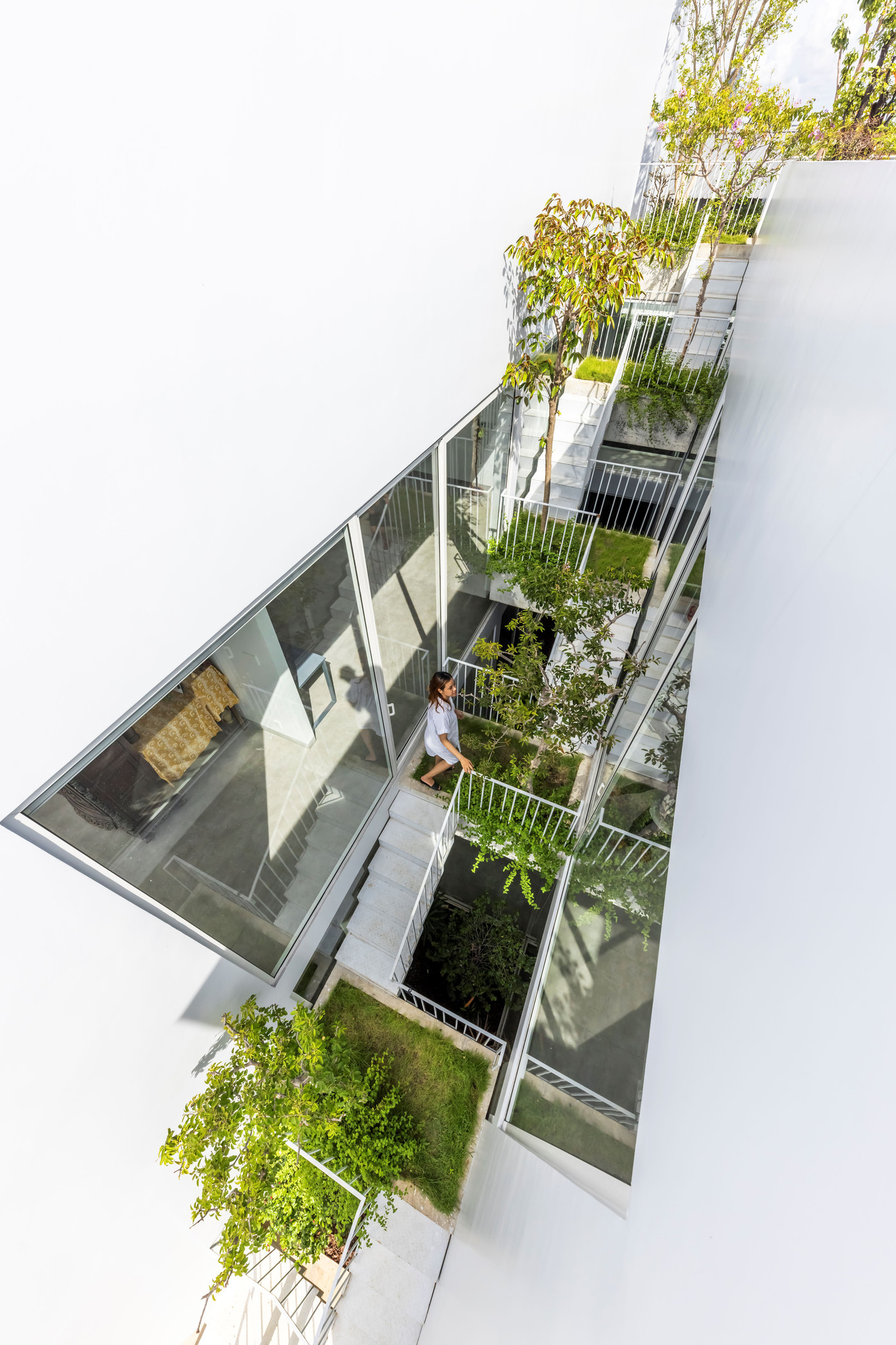 Một khoảng thông tầng cắt qua tòa nhà, tạo điểm nhấn cho công trình.