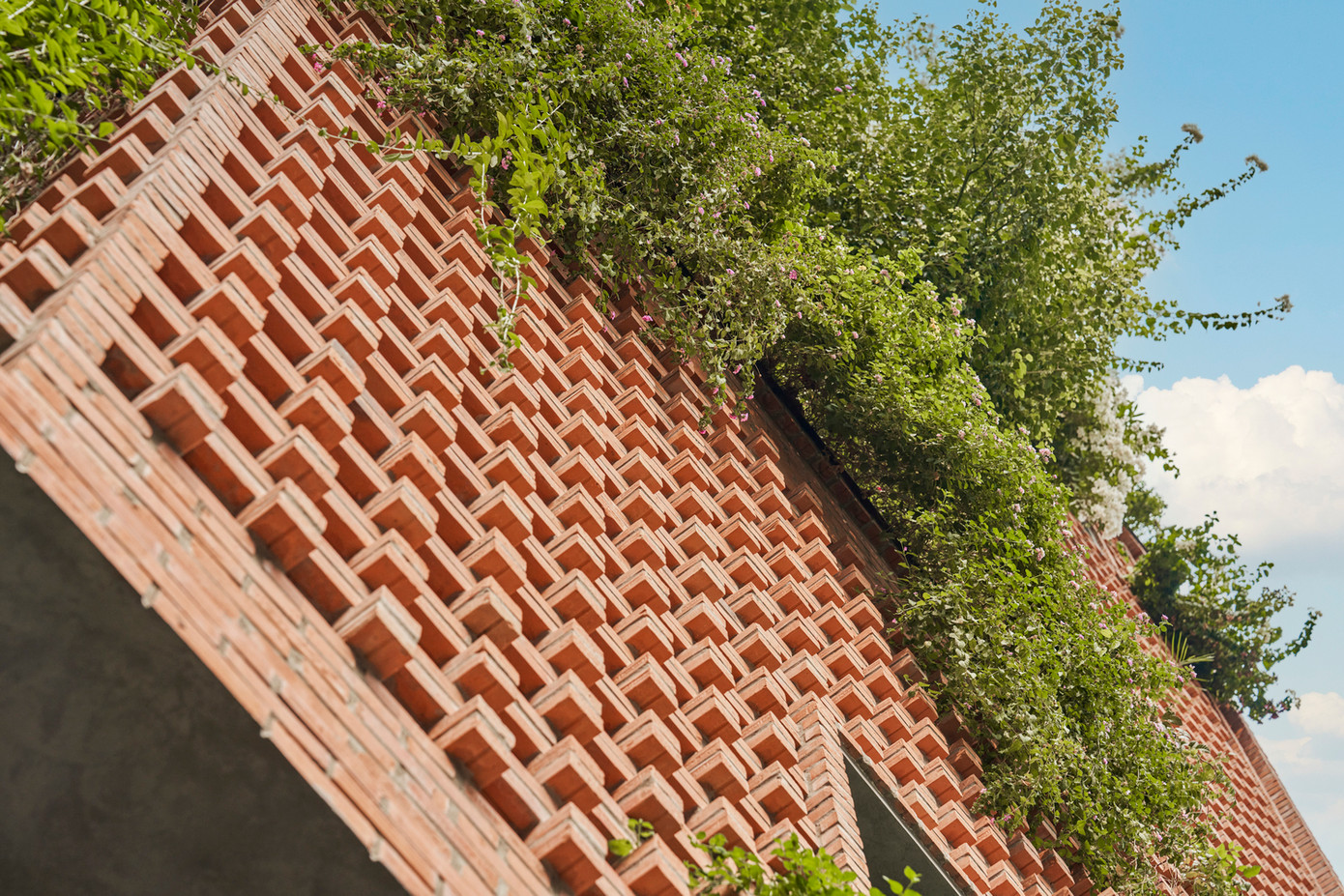 Cây xanh và tường gạch so le giúp chắn tia cực tím và bụi tốt hơn.