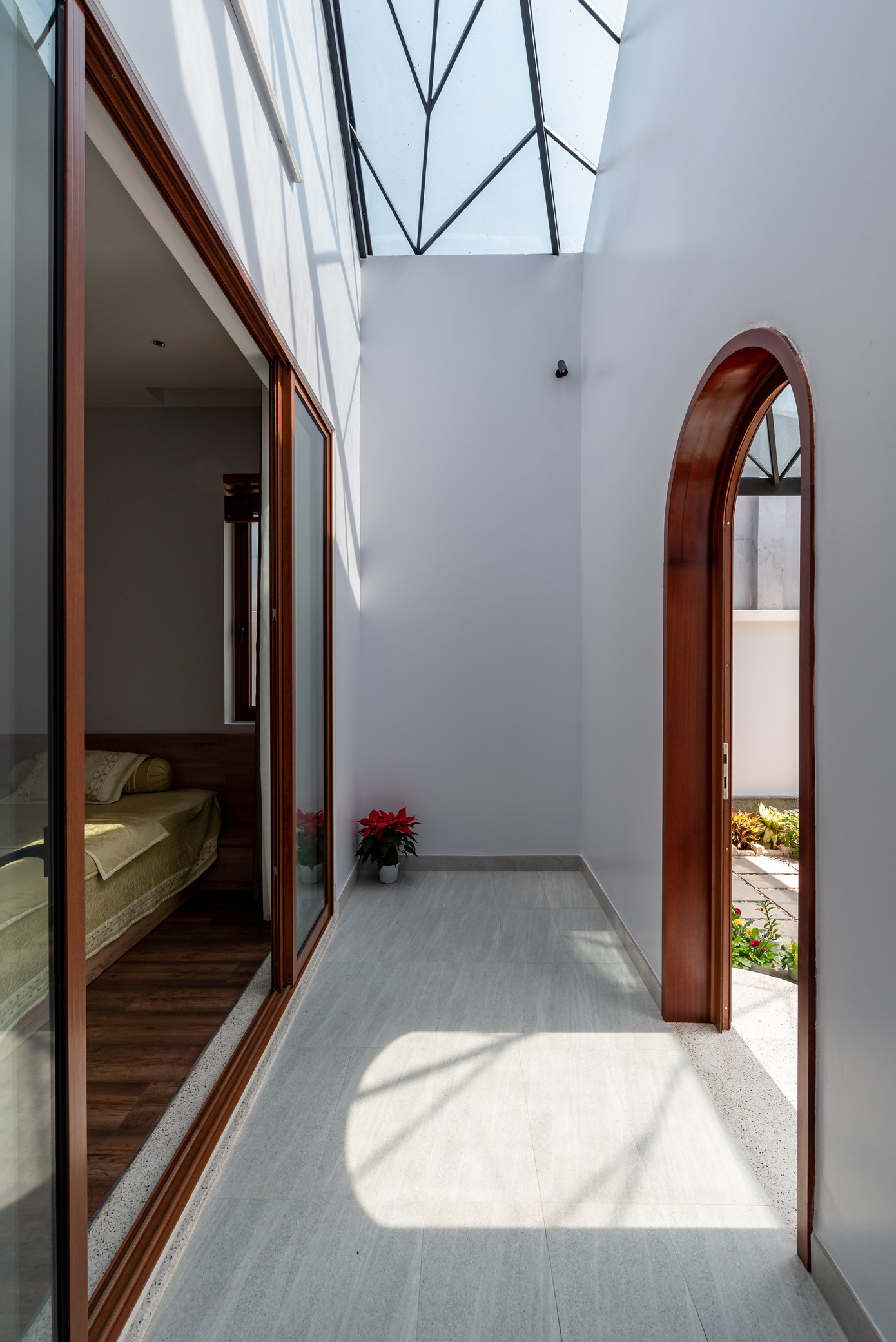 Khoảng giếng trời kiên cố với hệ thép và kính để đảm bảo riêng tư và an toàn khi các con muốn mở cửa lấy gió và ánh sáng ở vùng quê.