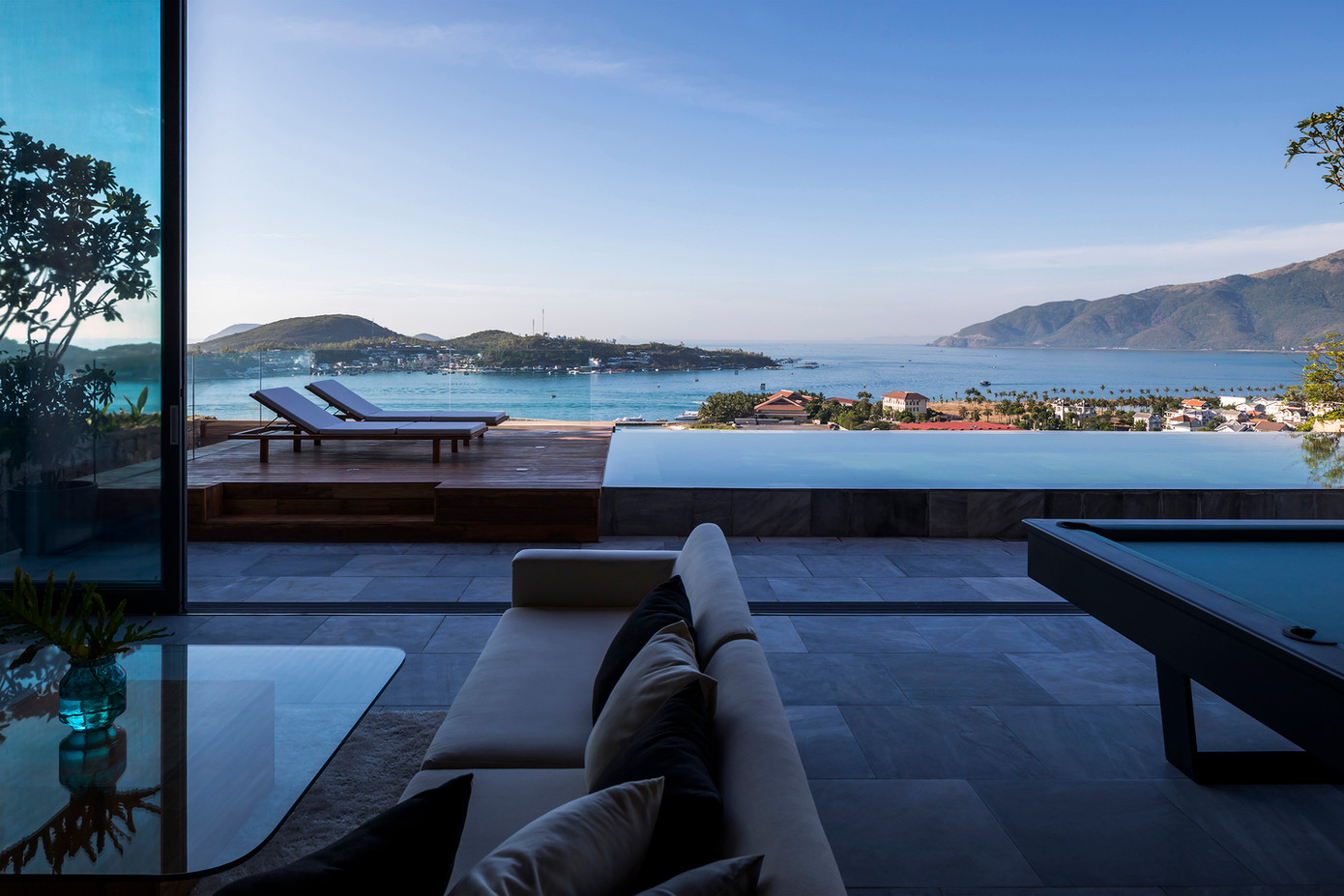 Sàn boong là không gian chính nơi phòng ăn, bếp và phòng ngủ hợp thành một không gian duy nhất kết nối liền mạch với không gian ngoài trời. Trần cao có một gác lửng, với dãy phòng ngủ nhìn ra nhà bếp. Hộp gỗ chứa tầng một với hai dãy phòng ngủ.