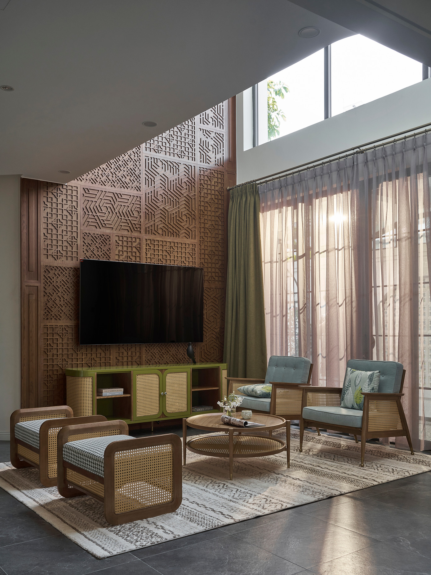 Phòng khách tiện nghi, tận dụng cửa kính để đưa ánh sáng tự nhiên vào nhà. Phòng khách tiện nghi, tận dụng cửa kính để đưa ánh sáng tự nhiên vào nhà.