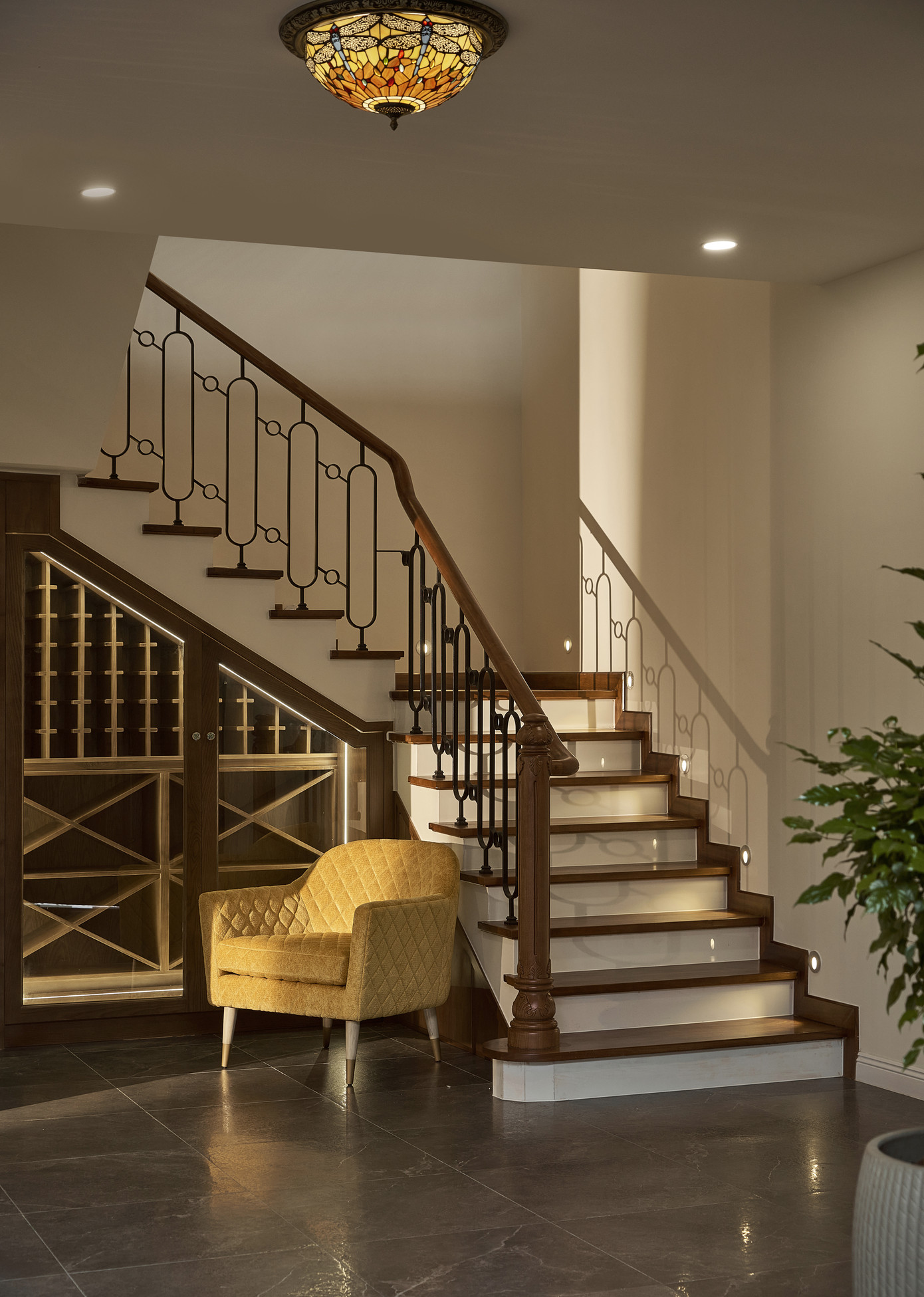 Một góc ở cầu thang được tận dụng làm chỗ ngồi thư giãn. Một góc ở cầu thang được tận dụng làm chỗ ngồi thư giãn.