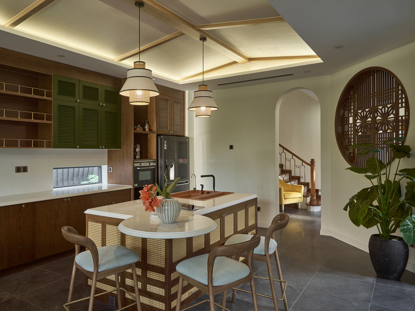 Phòng bếp lấy tông màu vàng, nâu là chủ đạo, điểm xuyết màu xanh lục, tạo cảm giác ấm áp, gần gũi. Phòng bếp lấy tông màu vàng, nâu là chủ đạo, điểm xuyết màu xanh lục, tạo cảm giác ấm áp, gần gũi.