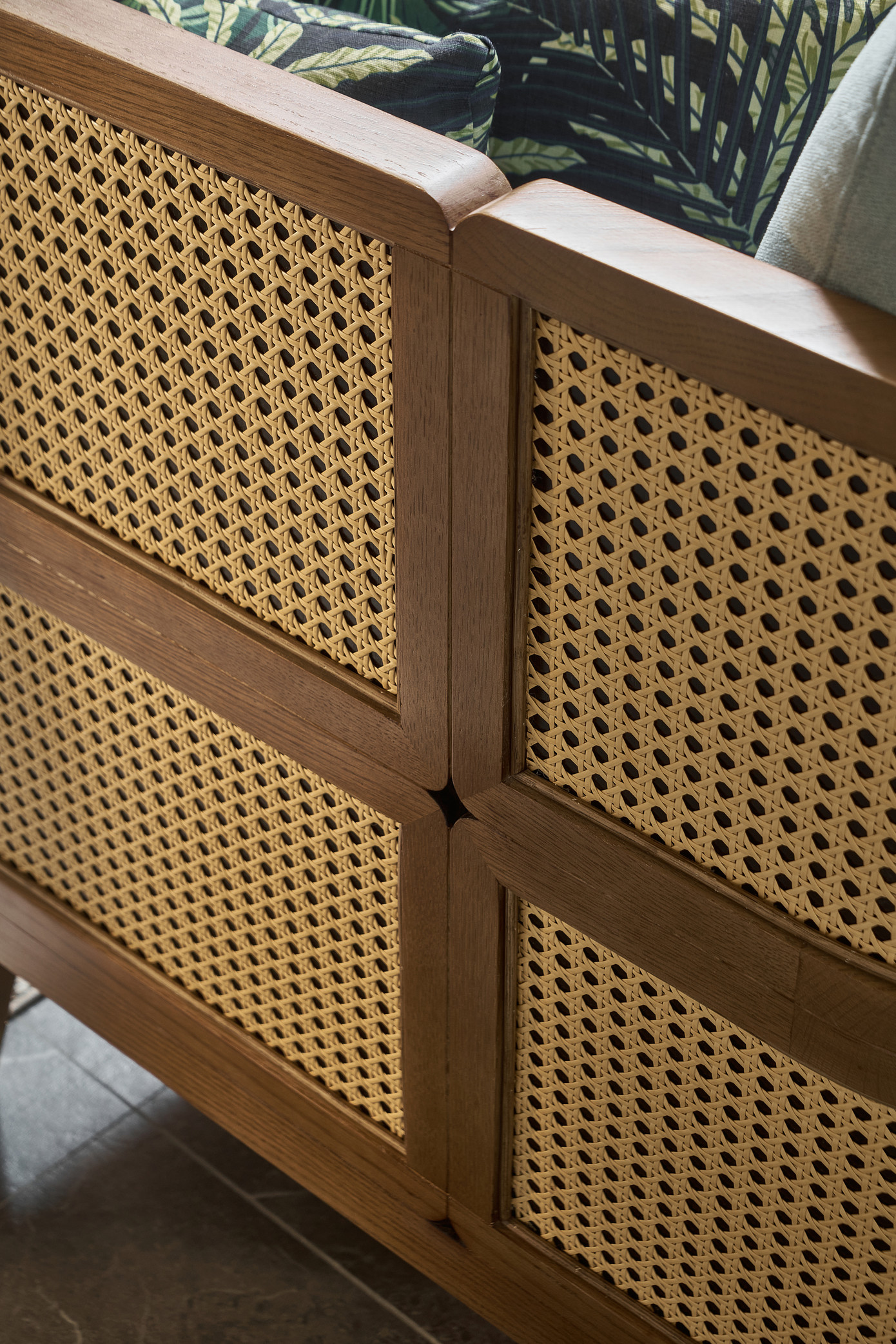 Chất liệu gỗ và mây đan kết hợp, mang đến cảm giác mộc mạc, thư thái. Chất liệu gỗ và mây đan kết hợp, mang đến cảm giác mộc mạc, thư thái.