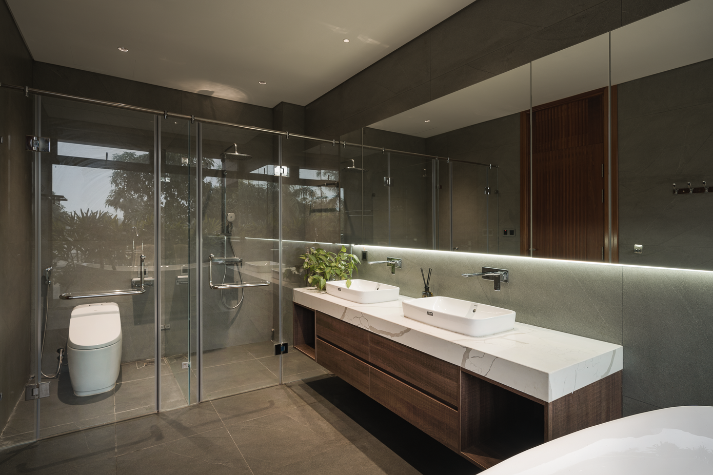 Khu vực rửa tay, tắm và vệ sinh được ngăn cách bởi tấm kính trong suốt. Khu vực rửa tay, tắm và vệ sinh được ngăn cách bởi tấm kính trong suốt.