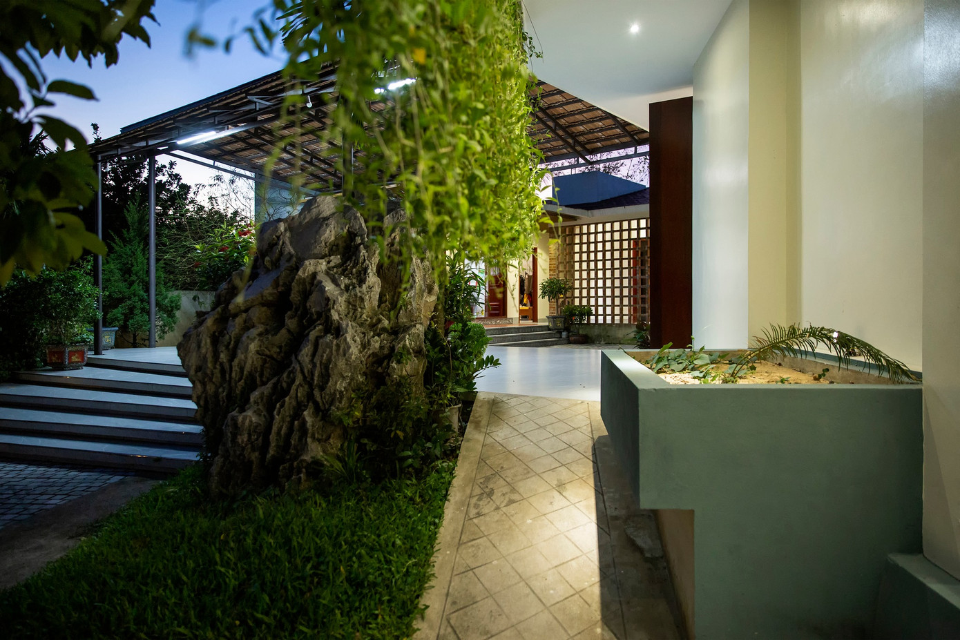 Các mảng xanh hoa cỏ kết hợp với tiểu cảnh.