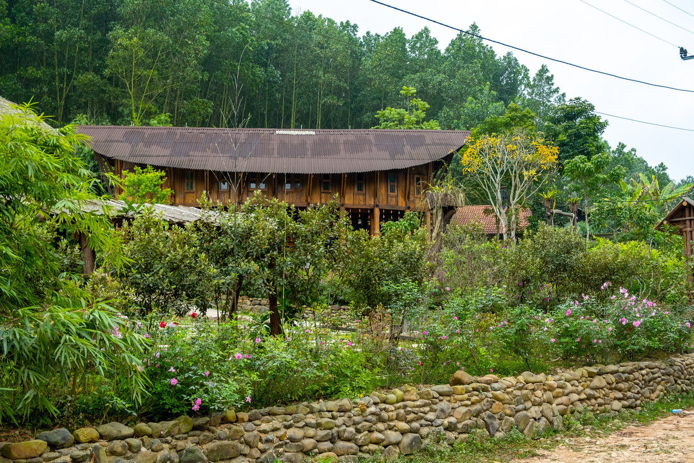 Nhà có hai tầng, tầng một là không gian mở dành cho các hoạt động chung như những buổi gặp gỡ, chào đón khách thăm quan, trưng bày vật dụng và hình ảnh địa phương. Tầng hai là không gian đóng với cửa sổ và tường gỗ để ngủ và sinh sống.