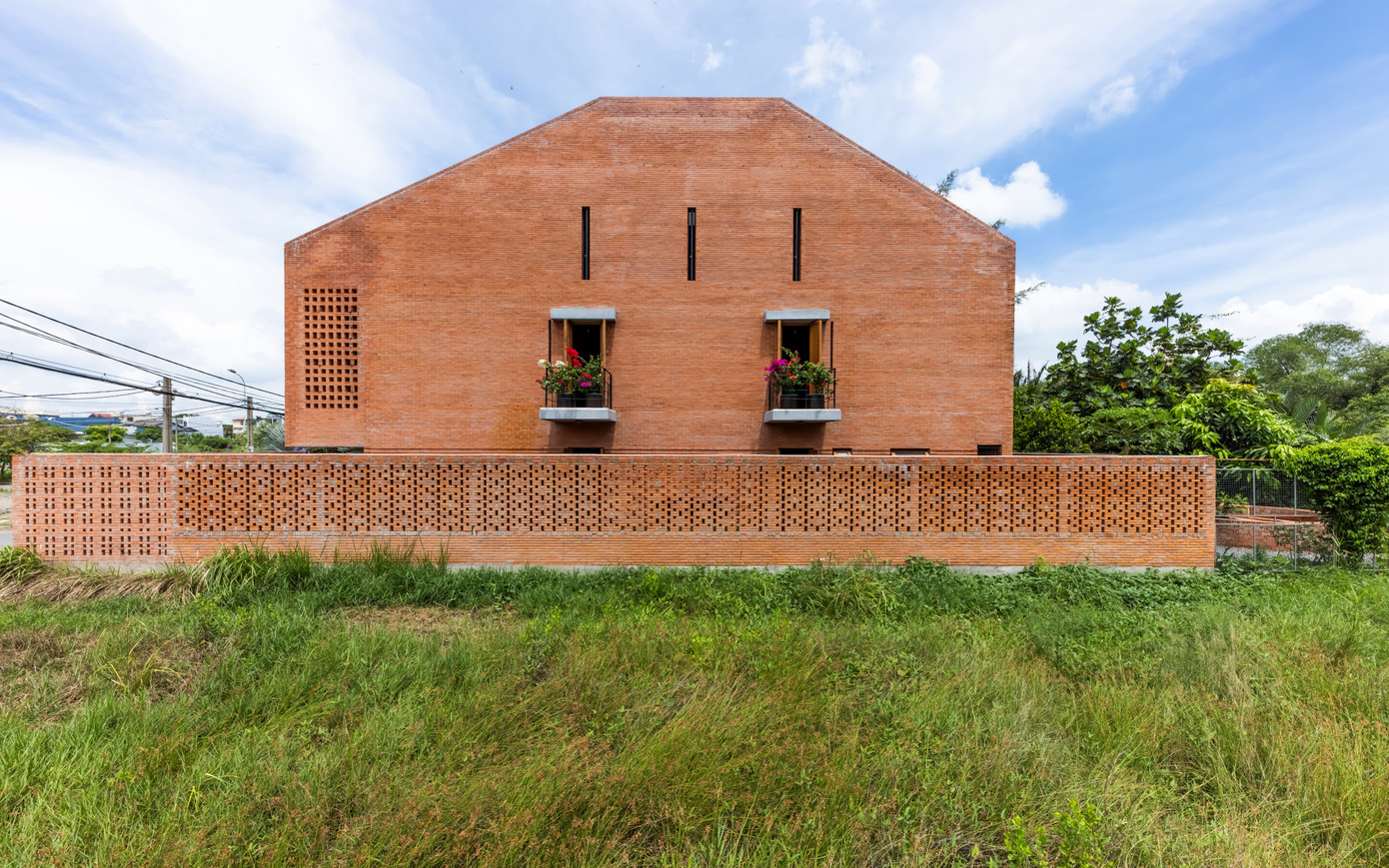 Ngôi nhà nằm trên khu đất dài hình chữ nhật, bao xung quanh là khung cảnh thiên nhiên.