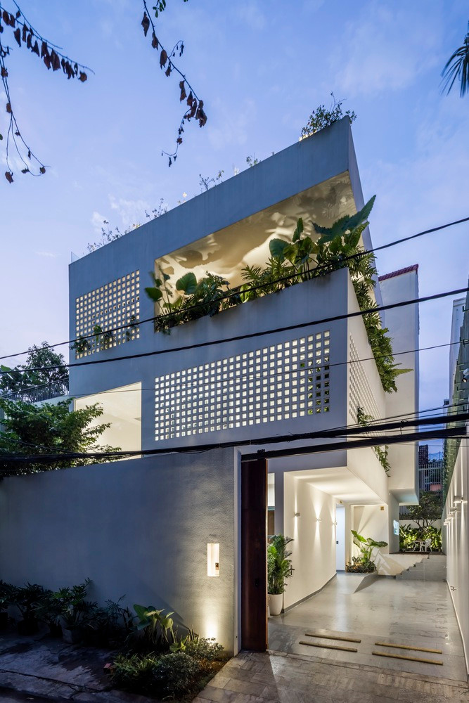 Căn nhà có những lỗ nhỏ trên trên tường để lưu thông không khí, tạo nên nét phá cách.