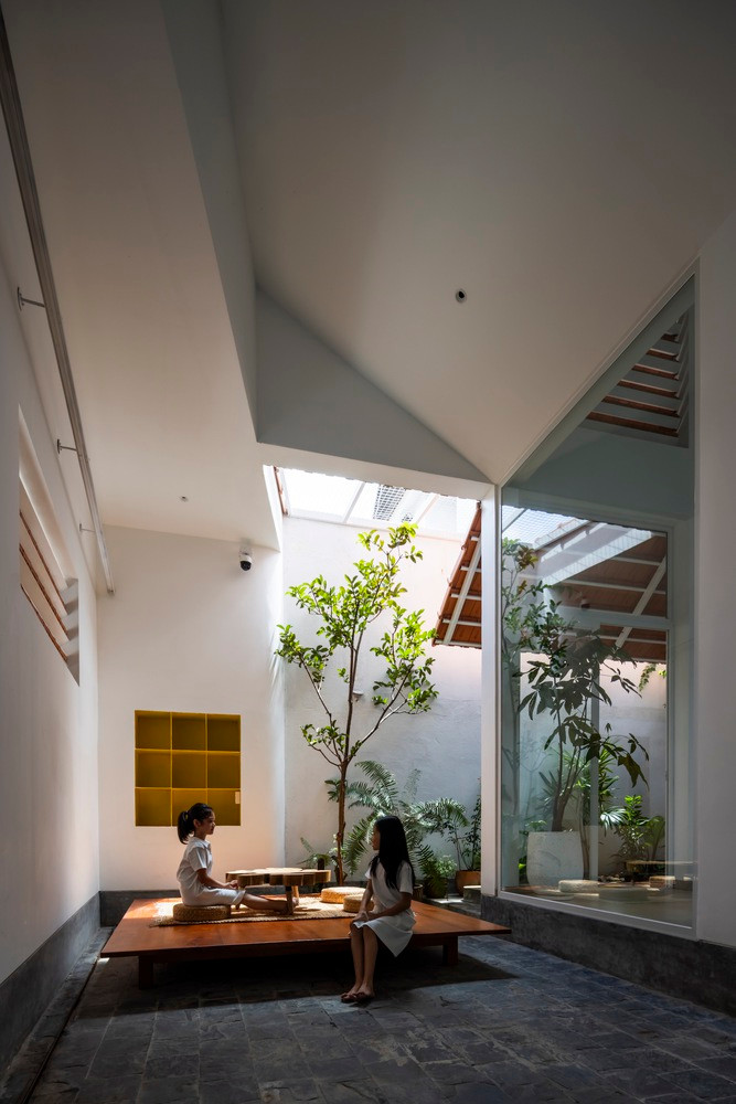 Sân sau nhà có chỗ ngồi để thư giãn.