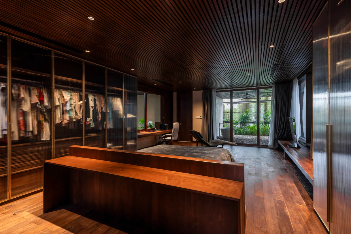 Hệ tủ quần áo cao rộng, tăng khả năng lưu trữ cho gia đình.