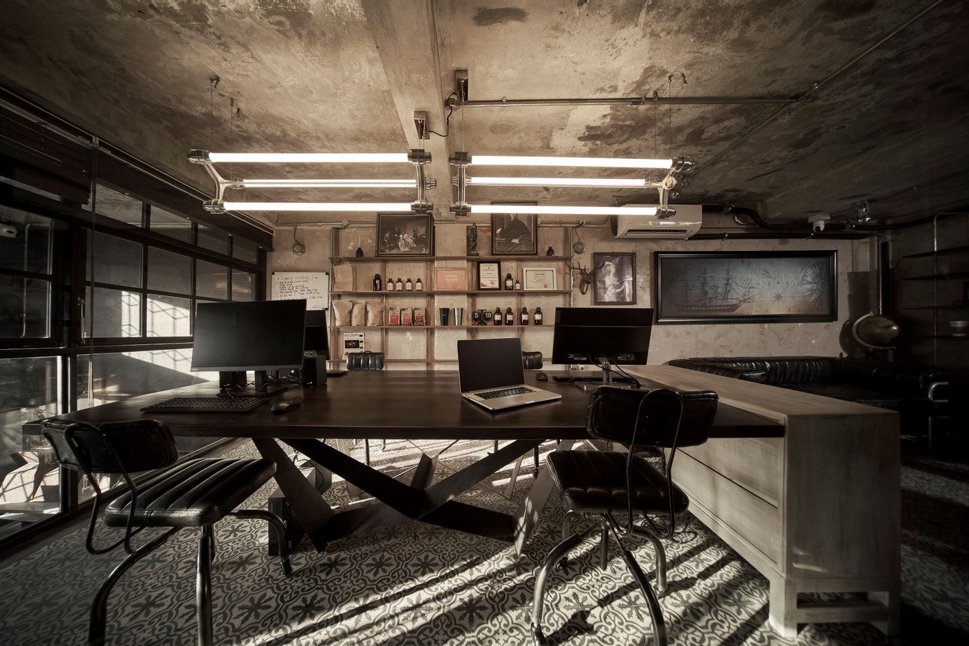 Phòng studio lấy gam màu đen làm chủ đạo, sử dụng tấm kính lớn trong suốt được cố định bằng những khuôn thép vuông, tạo nên nét hoài cổ và mang ánh sáng vào nhà.