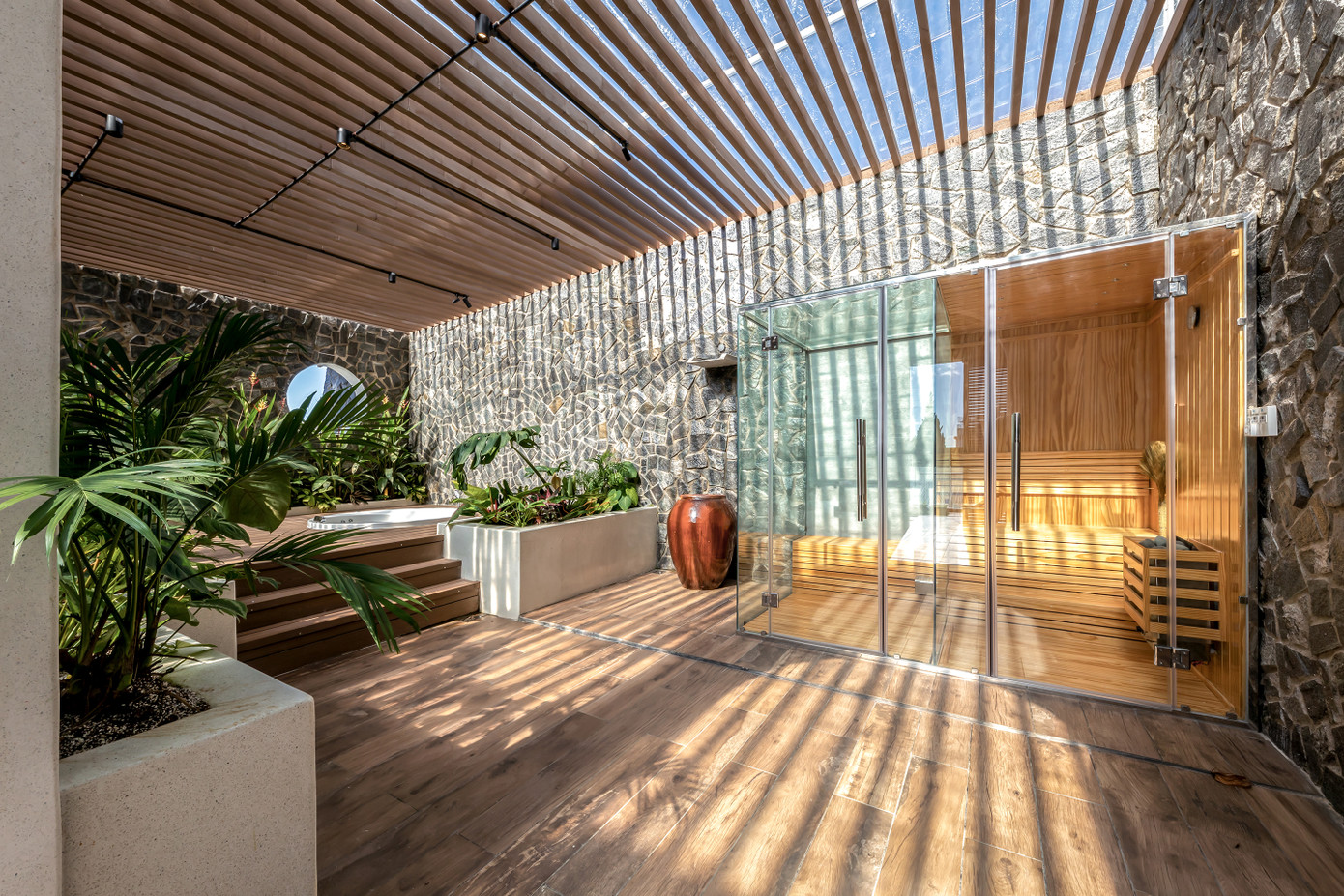 Khu spa có phòng xông hơi trang bị đầy đủ thiết bị.