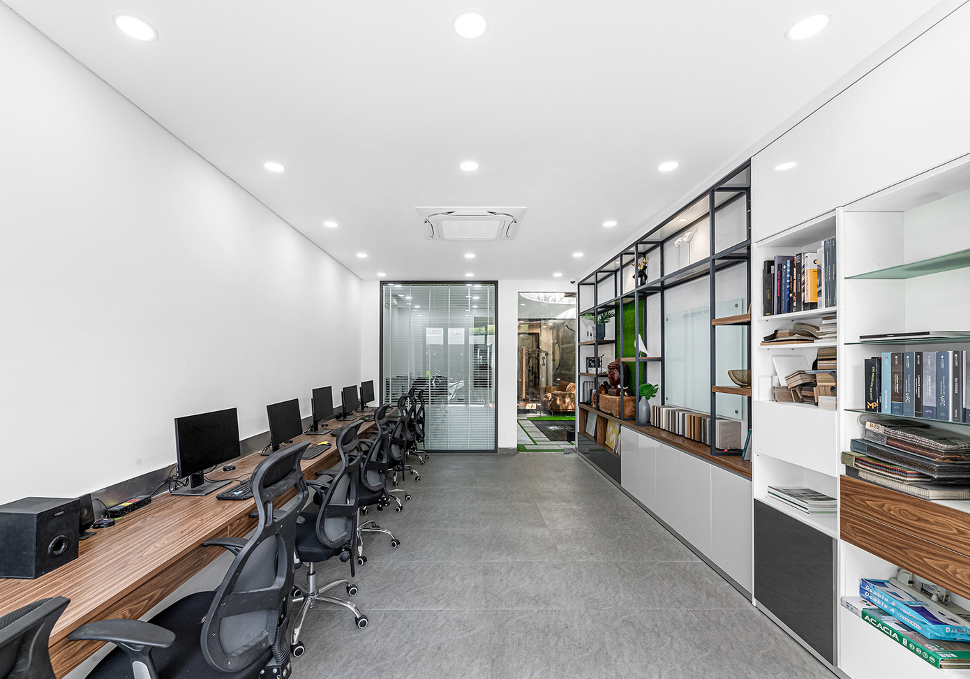 Phòng làm việc hiện đại nằm ở tầng 1.