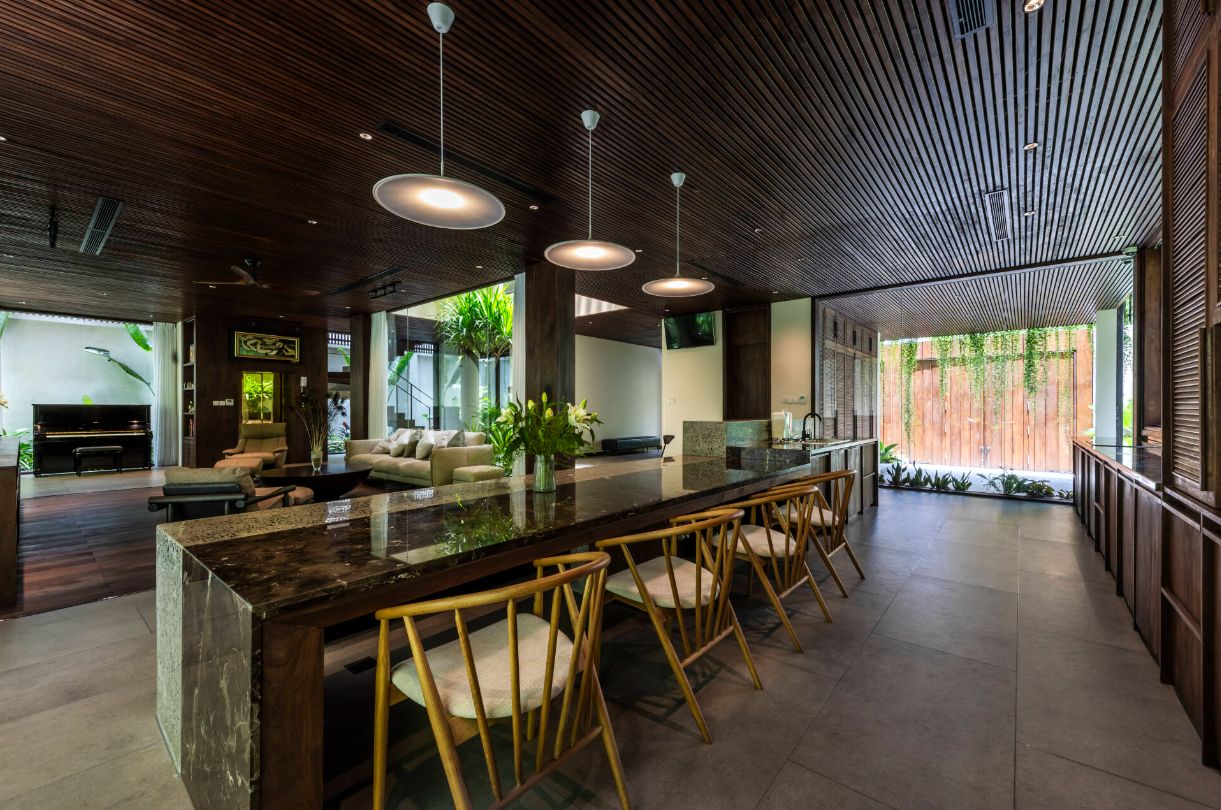 Thiết kế hạn chế tường ngăn và tiếp xúc với các mặt thoáng giúp mọi phòng công năng của The Lodge Villa đều thông thoáng.
