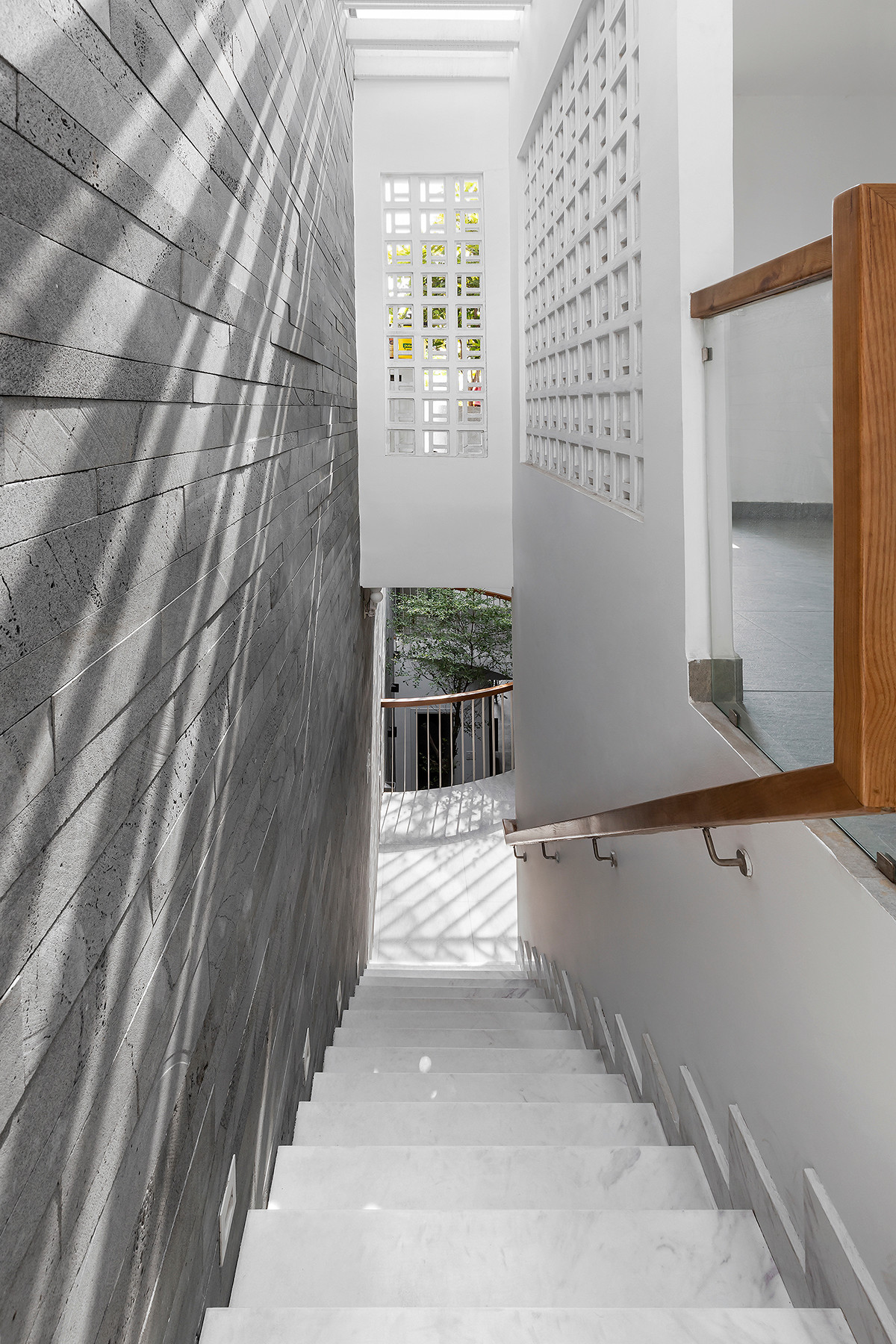 Cầu thang trước nhà ngăn cách khu vực làm việc và khu vực sinh hoạt của gia đình.