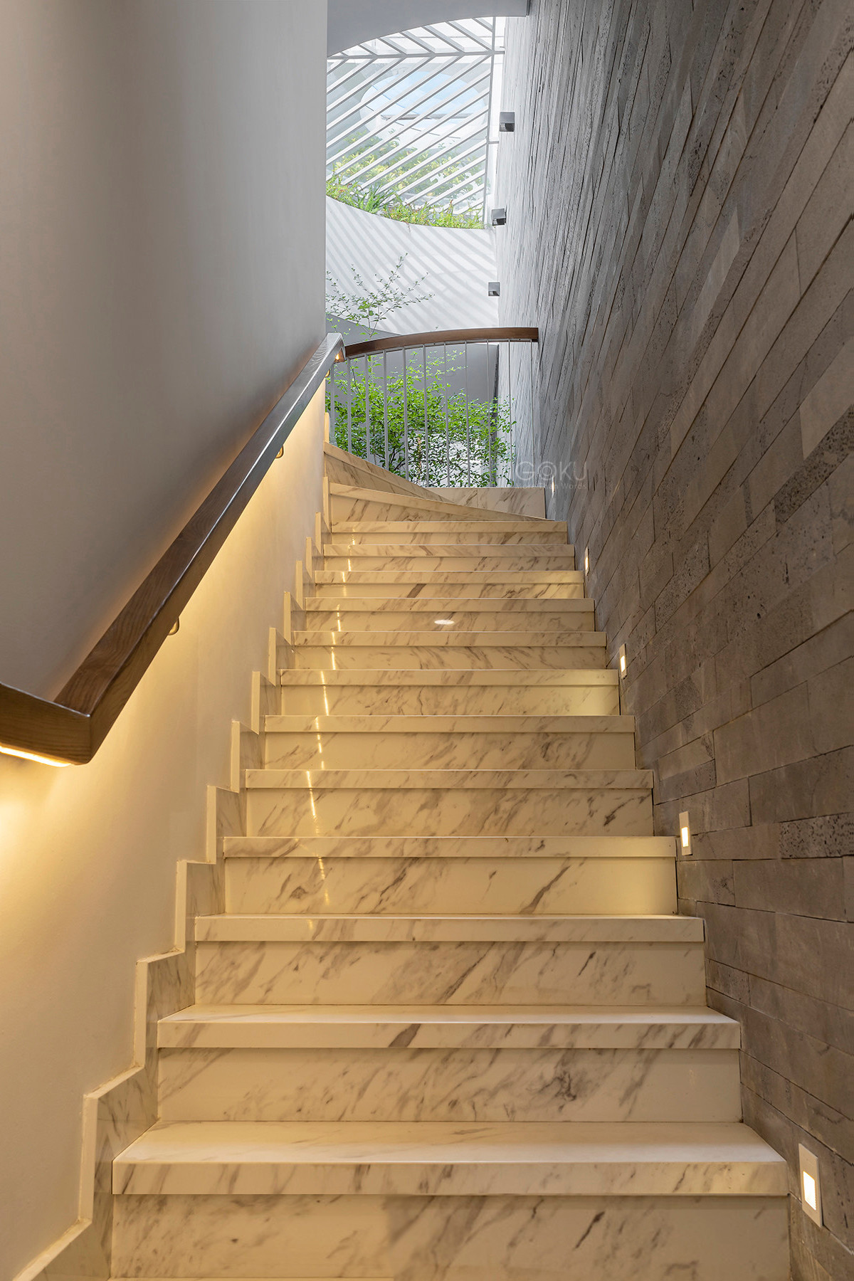 Cầu thang trước nhà ngăn cách khu vực làm việc và khu vực sinh hoạt của gia đình.