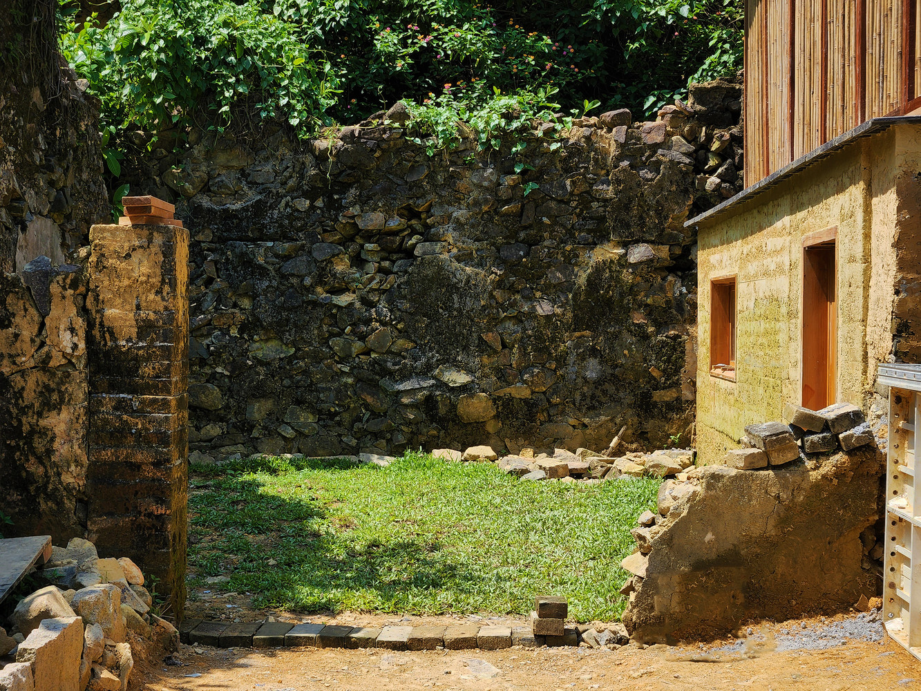 Được dẫn dắt bởi Thomas Chung, Phó Giáo sư Trường Kiến trúc, CUHK, dự án Plum Grove kéo dài hai năm có sự tham gia của dân làng, hơn 1200 tình nguyện viên cộng đồng, và ba nhóm sinh viên kiến trúc. Hiện tại đang là giai đoạn thứ hai của dự án.