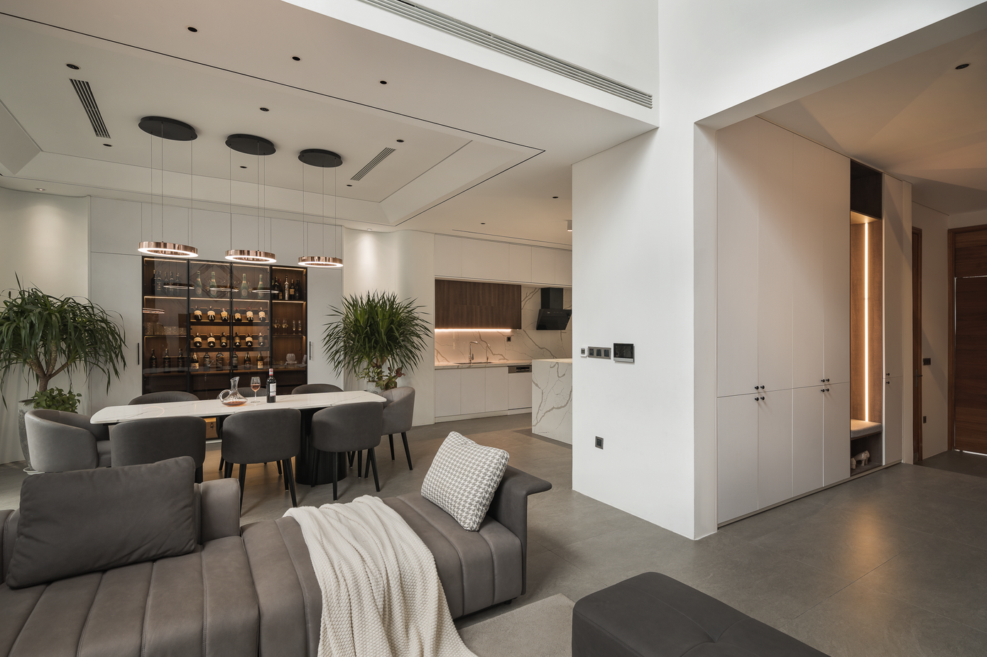 Phòng khách, phòng bếp và phòng ăn nối liền, khiến mọi thành viên trong gia đình có thể trò chuyện thoải mái. Phòng khách, phòng bếp và phòng ăn nối liền, khiến mọi thành viên trong gia đình có thể trò chuyện thoải mái.