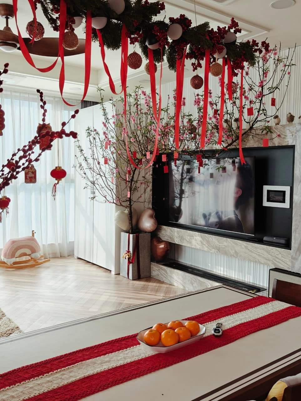 Đào huyền là một trong những lựa chọn phổ biến nhất vì dáng vẻ mềm mại và dễ bố trí.