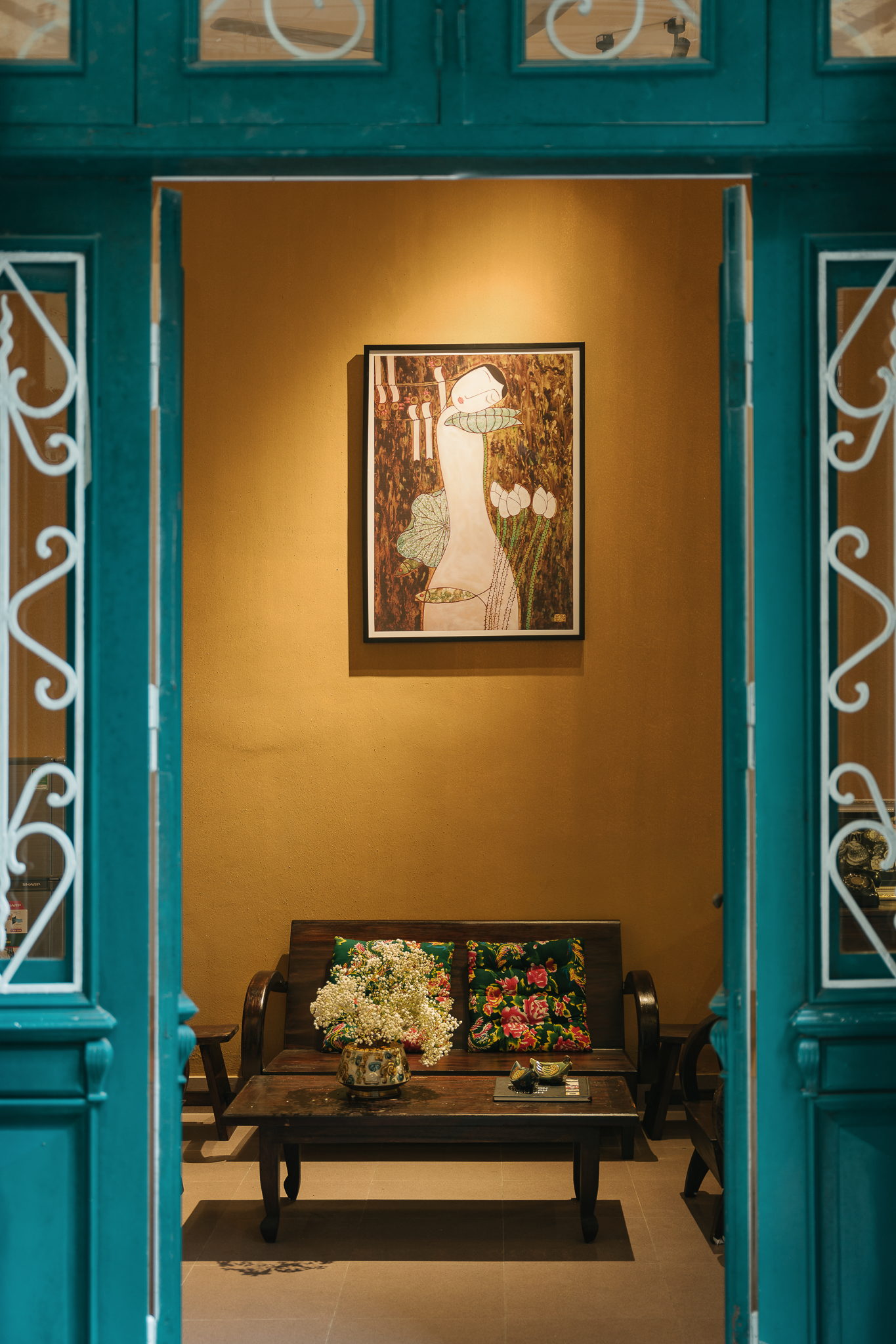 Ngôi nhà được cải tạo lại nhưng vẫn tôn trọng nề nếp xưa cũ.