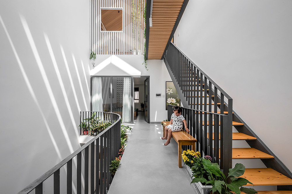 Tông màu trắng làm chủ đạo, kết hợp màu xám và màu gỗ tạo cảm giác thư thái.