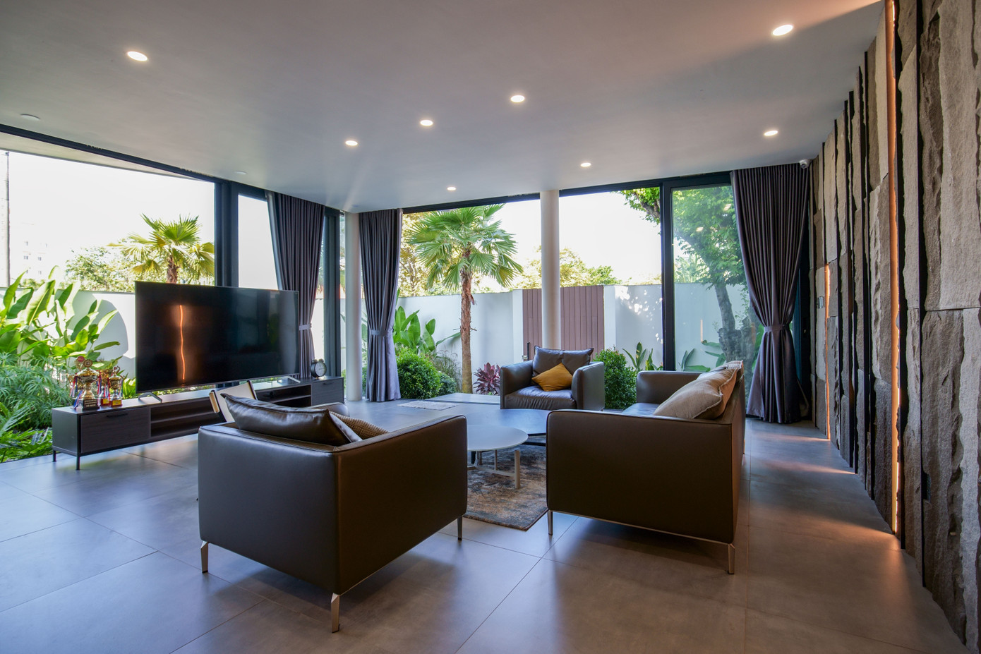 Phòng khách mang phong cách hiện đại, tối giản, và đầy đủ tiện nghi. Phòng khách mang phong cách hiện đại, tối giản, và đầy đủ tiện nghi.