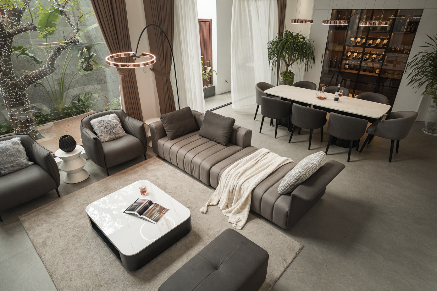 Tổng thể căn nhà như một resort nhỏ, đầy đủ tiện nghi. Tổng thể căn nhà như một resort nhỏ, đầy đủ tiện nghi.