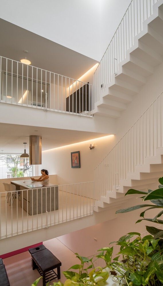 Mặc dù bị giới hạn bởi diện tích nhỏ, không gian sống được thiết kế mở và thoáng khí với ít tường hơn. Ý tưởng thiết kế là tạo ra một con đường cho phép người dùng tản bộ từ nơi này đến nơi khác, di chuyển lên, xuống và xung quanh giếng trời.