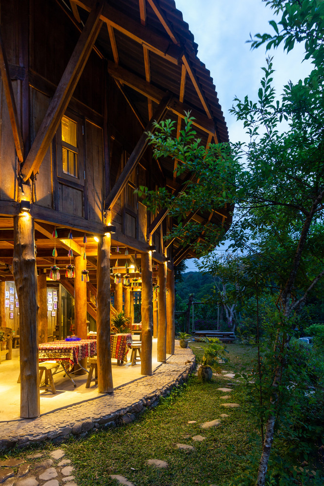 Việc xây dựng tòa nhà đều sử dụng phương pháp truyền thống, vật liệu có sẵn, quen thuộc với người dân địa phương. Nền móng làm từ đá sỏi, rầm làm từ gỗ, những vật ngăn cách các phòng cũng làm từ gỗ, mái sử dụng tấm lợp sinh thái.