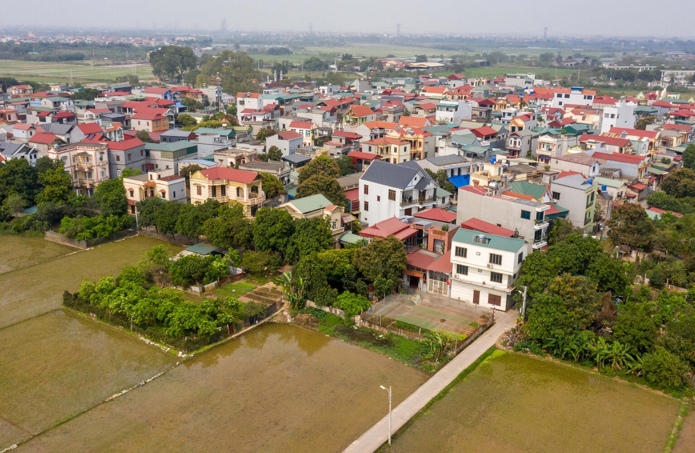 Căn nhà gạch nhỏ là một dạng nhà ống có diện tích 4,3m x 12m, sử dụng chung sân với ngôi nhà cũ của ông bà gia chủ. Nhà có ba phía giáp với hàng xóm và phía trước hướng về phía tây bắc. Mặt trước là sân và một mái sắt dạng gợn sóng, đối diện với cánh đồng ở ngoại ô Gia Lâm - Hà Nội. Căn nhà gạch nhỏ là một dạng nhà ống có diện tích 4,3m x 12m, sử dụng chung sân với ngôi nhà cũ của ông bà gia chủ. Nhà có ba phía giáp với hàng xóm và phía trước hướng về phía tây bắc. Mặt trước là sân và một mái sắt dạng gợn sóng, đối diện với cánh đồng ở ngoại ô Gia Lâm - Hà Nội.