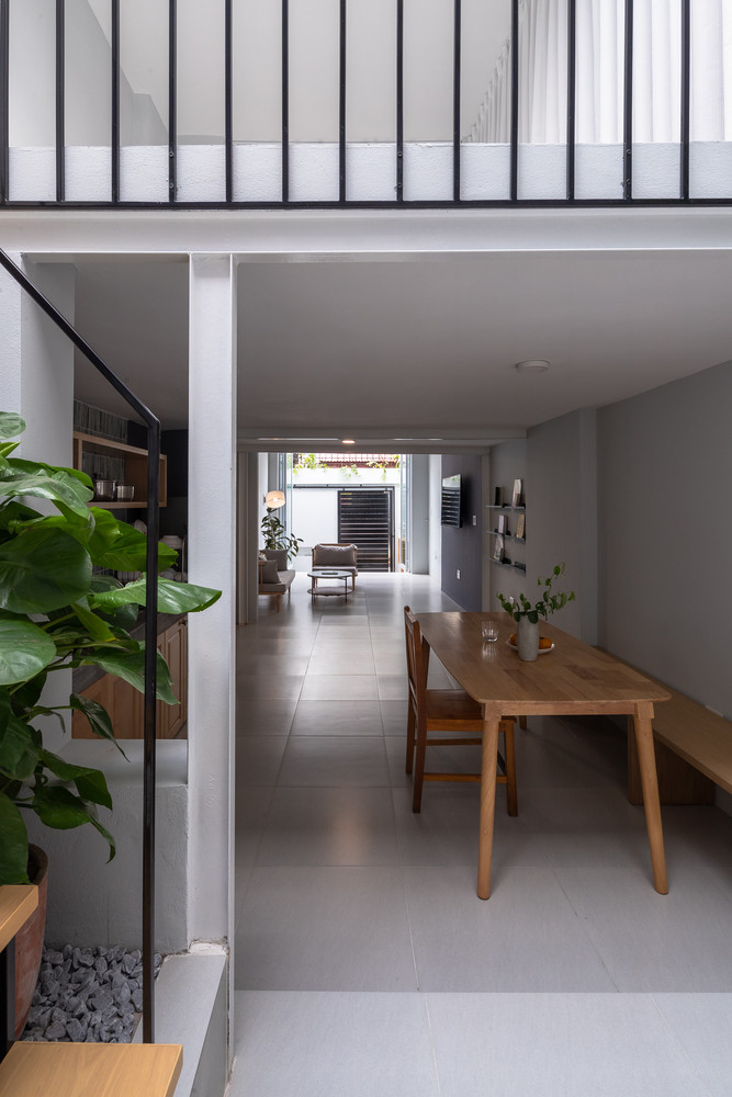 Phòng khách, phòng bếp liền mạch, không còn bức tường ngăn cách chật chội.