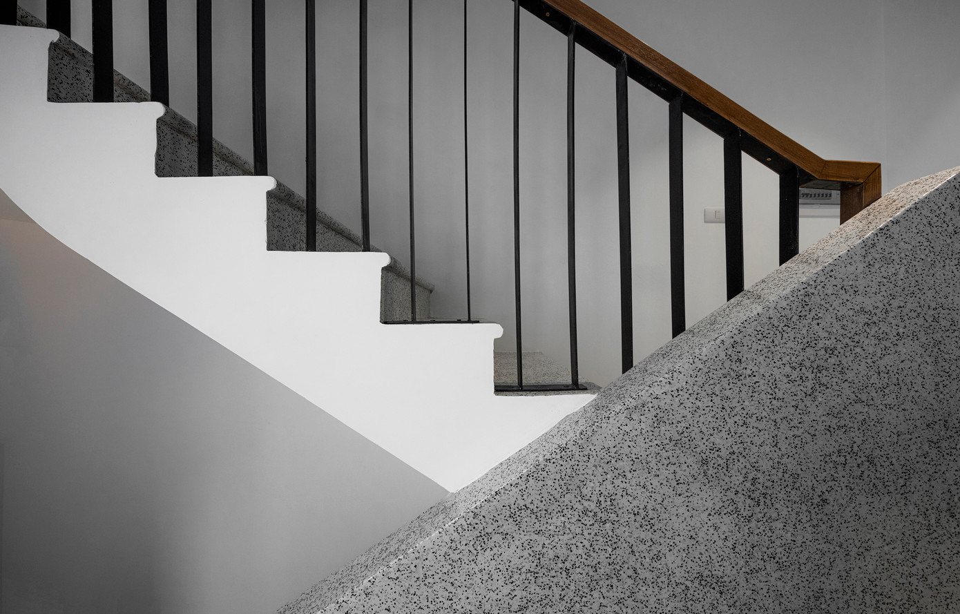 Chất liệu terrazzo được sử dụng cho cầu thang, tạo cảm giác mát mẻ, dễ chịu. Chất liệu terrazzo được sử dụng cho cầu thang, tạo cảm giác mát mẻ, dễ chịu.